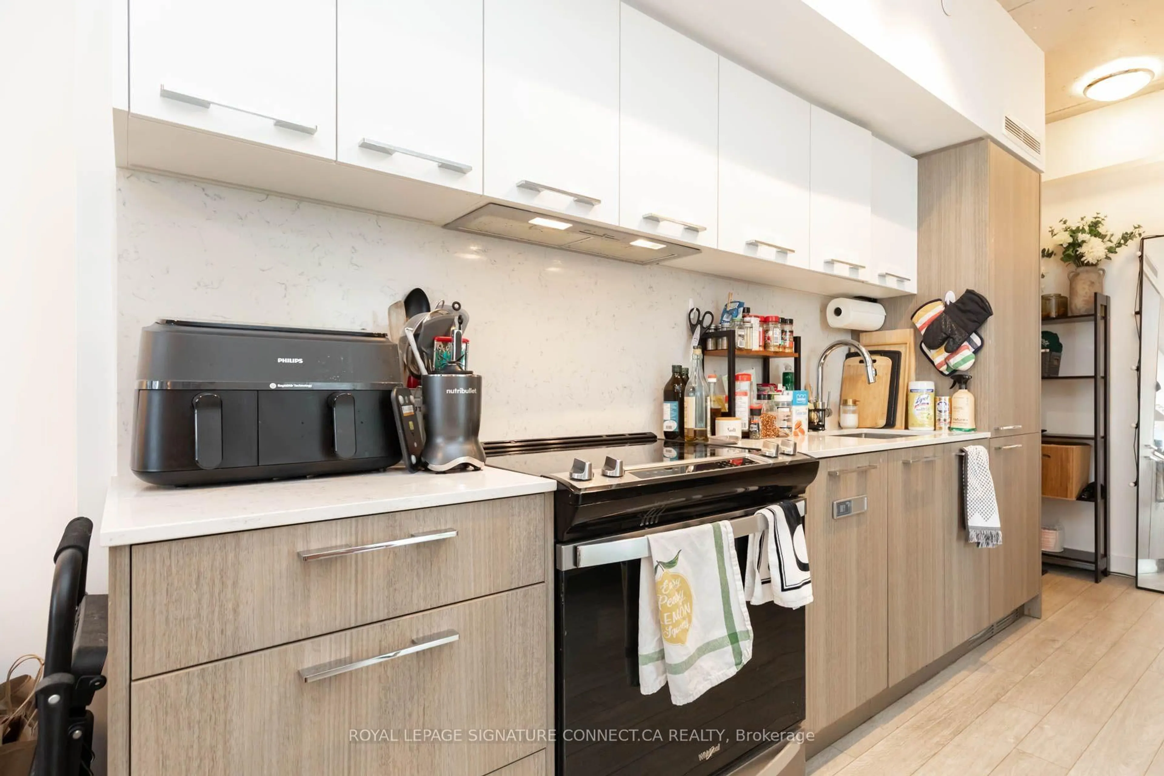 Contemporary kitchen, unknown for 45 Baseball Pl #902, Toronto Ontario M4M 0H1