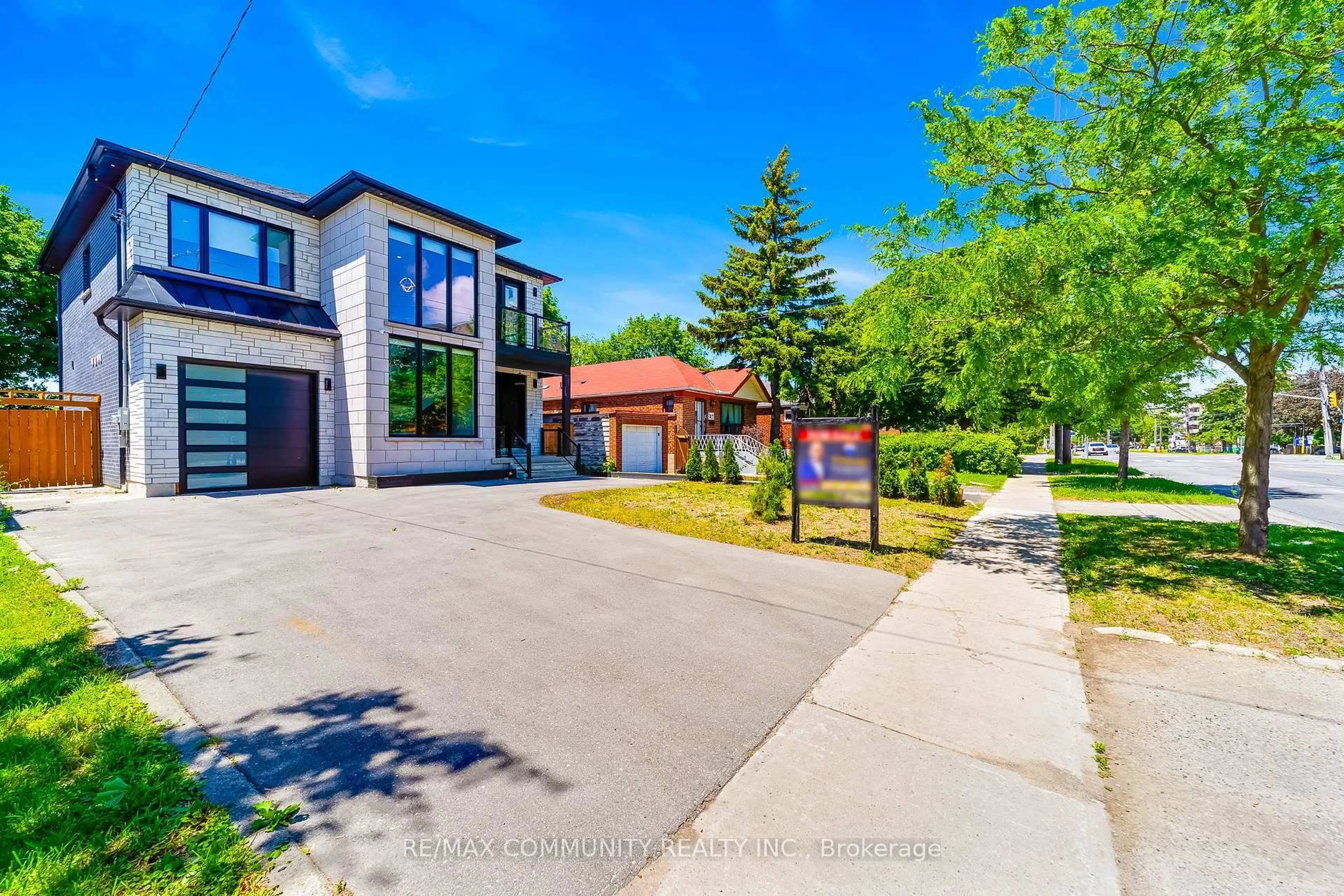 A pic from outside/outdoor area/front of a property/back of a property/a pic from drone, street for 856 Kennedy Rd, Toronto Ontario M1K 2E7