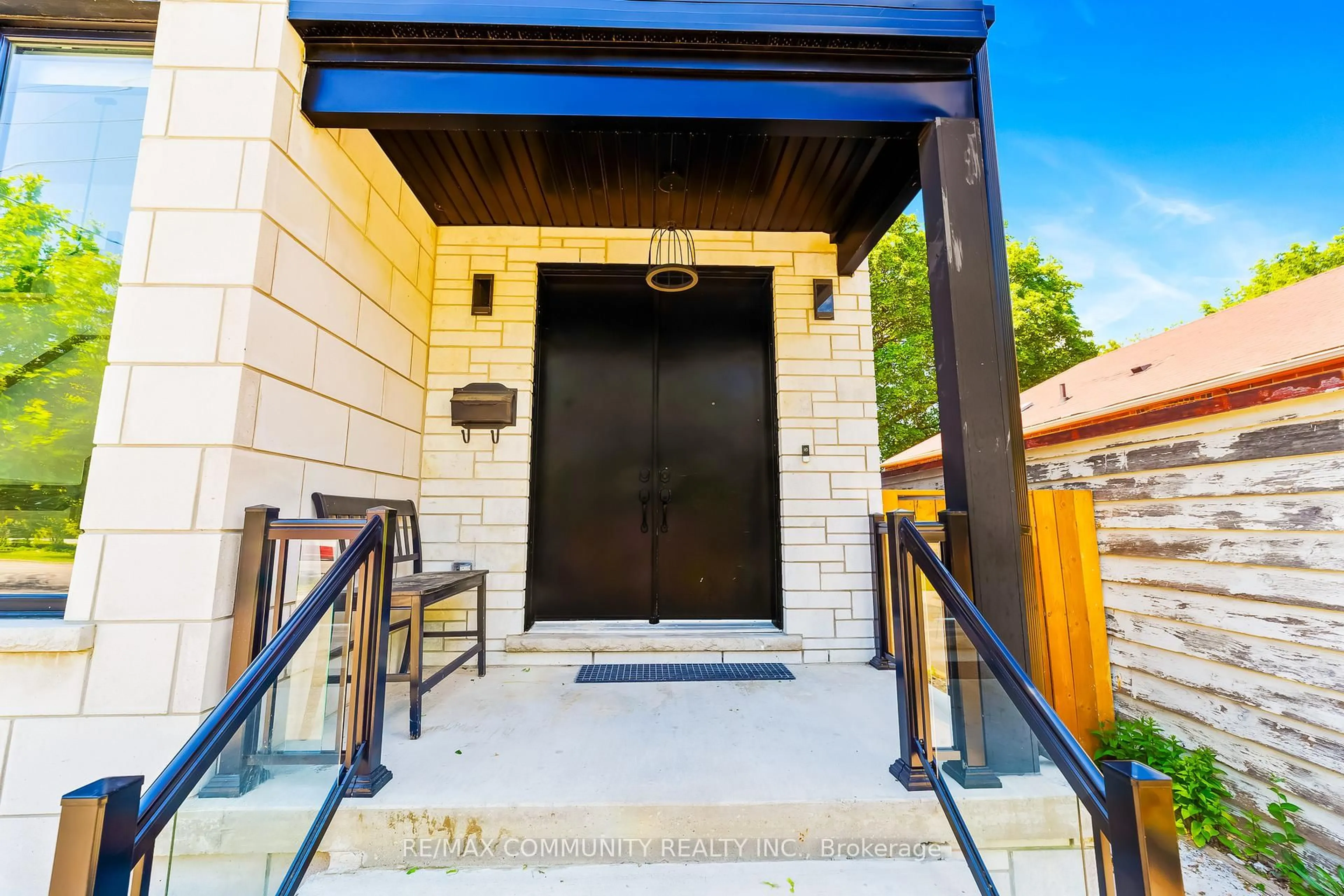 Indoor entryway for 856 Kennedy Rd, Toronto Ontario M1K 2E7