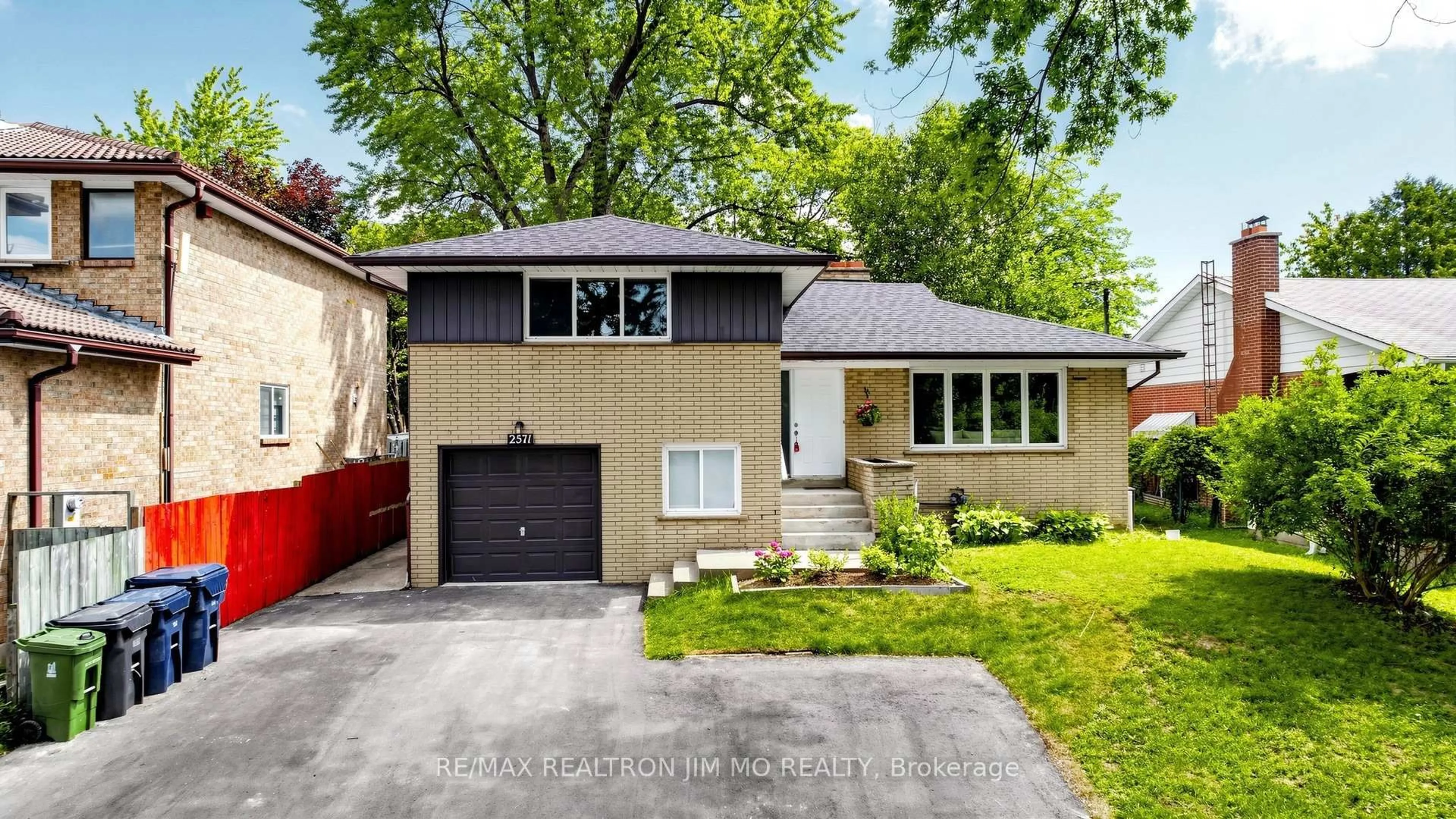 Home with vinyl exterior material, street for 2571 Kennedy Rd, Toronto Ontario M1T 3H4