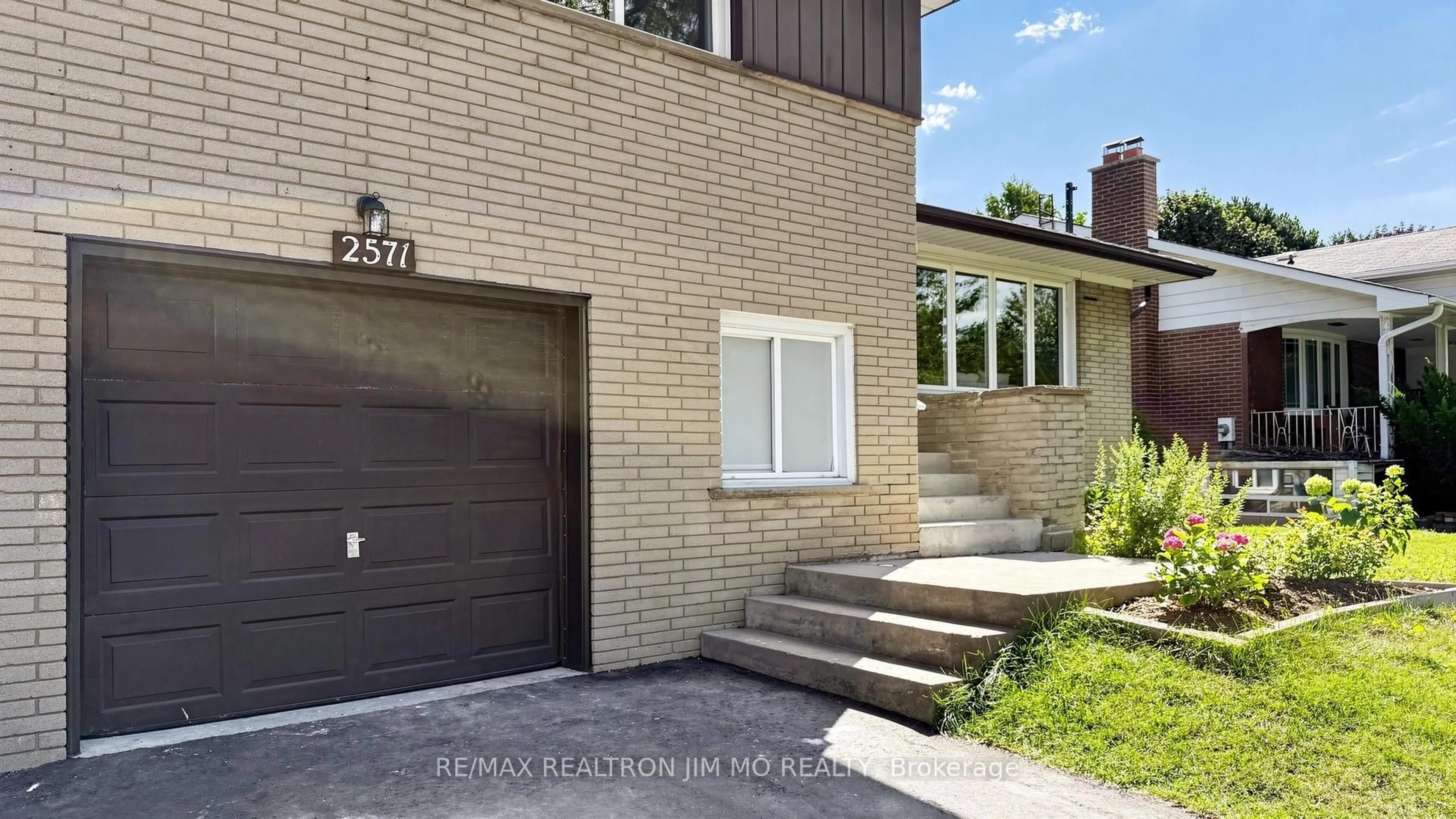 Home with brick exterior material, street for 2571 Kennedy Rd, Toronto Ontario M1T 3H4