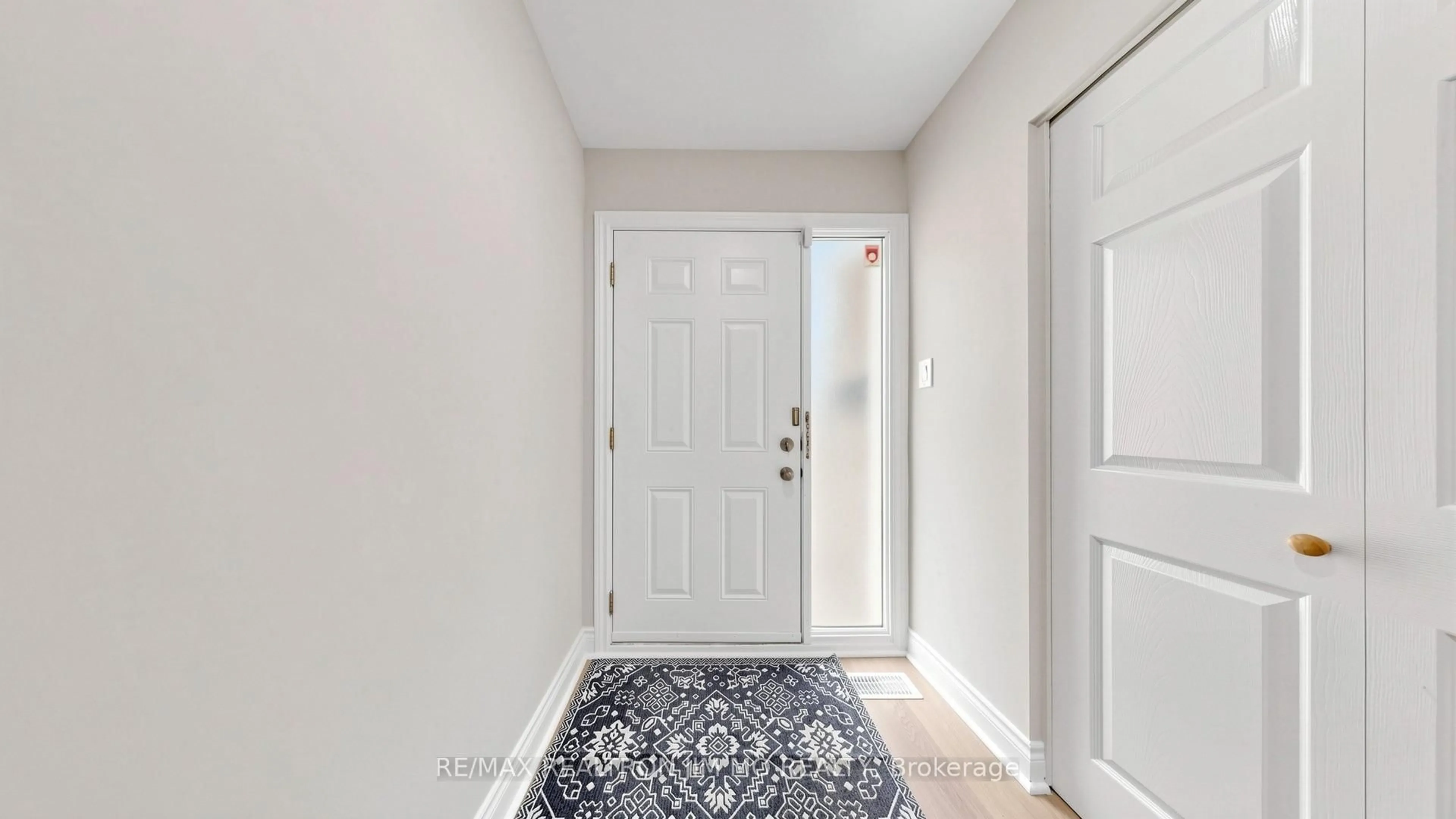 Indoor entryway for 2571 Kennedy Rd, Toronto Ontario M1T 3H4