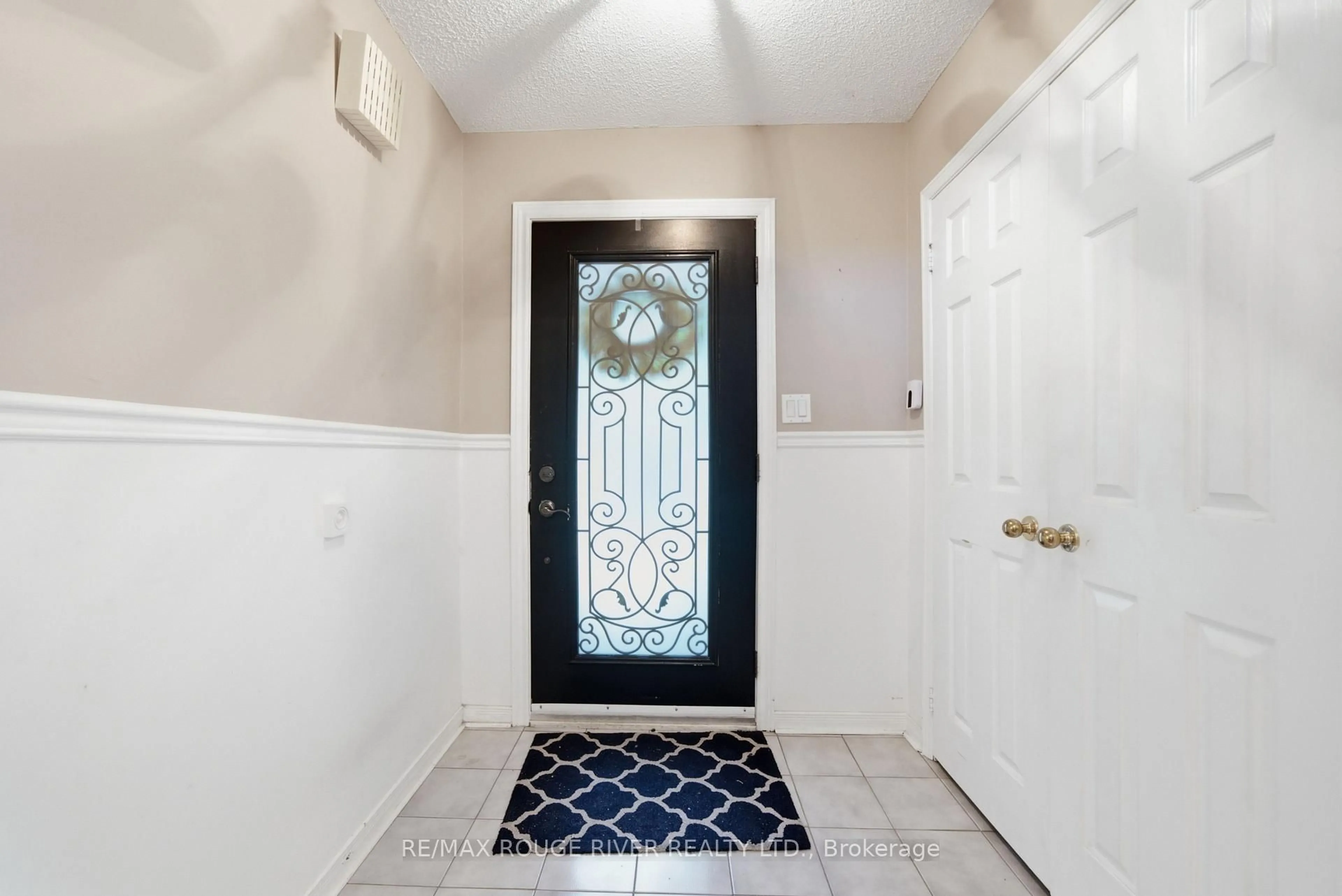 Indoor entryway for 909 Ridge Valley Dr, Oshawa Ontario L1K 2G1