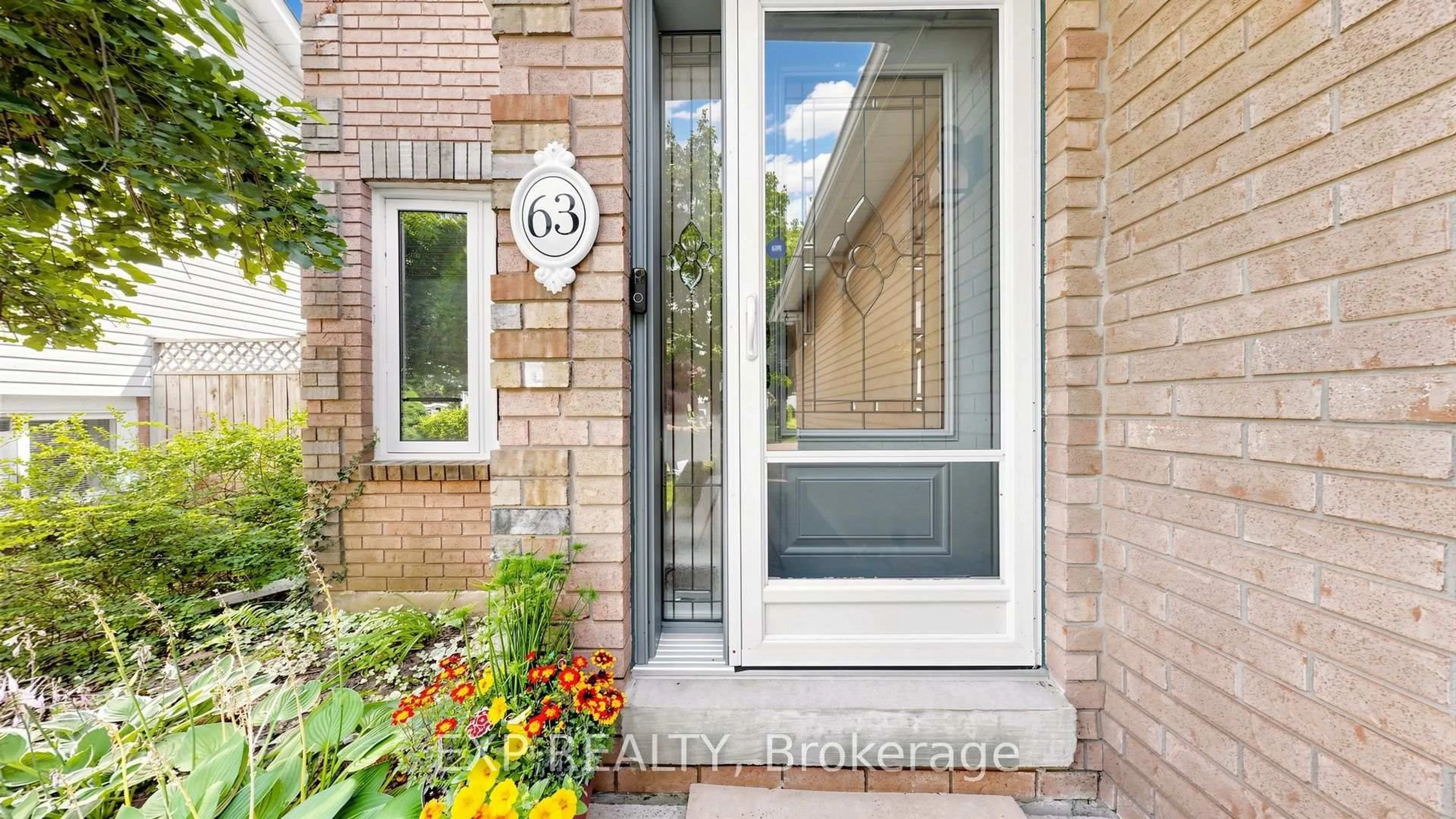 Indoor entryway for 63 Fenwick Ave, Clarington Ontario L1C 4S1