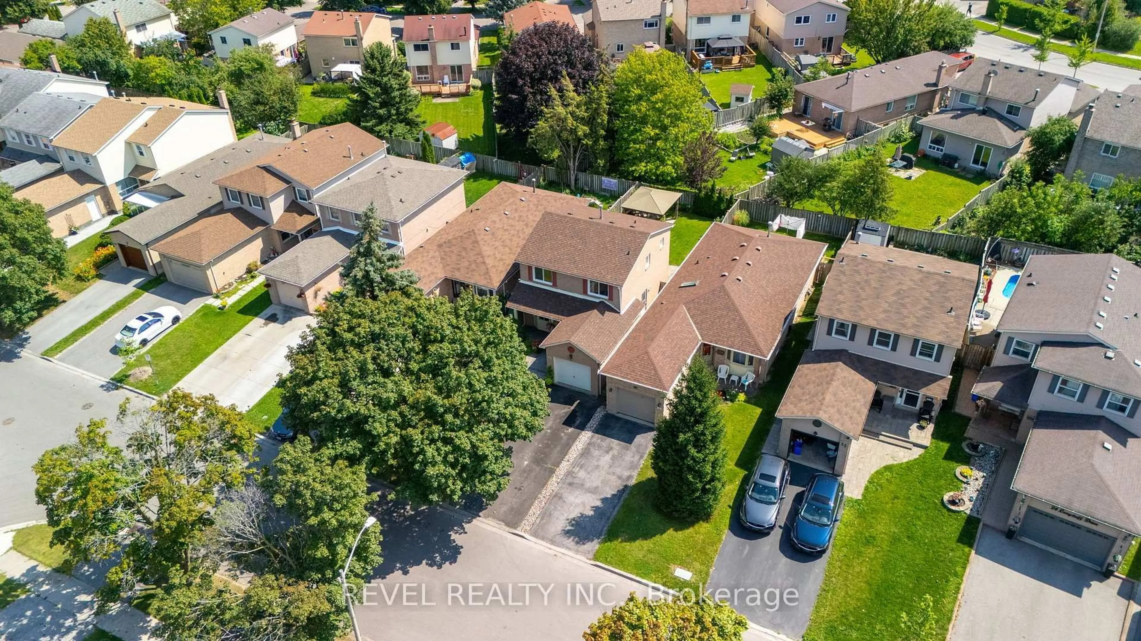 A pic from outside/outdoor area/front of a property/back of a property/a pic from drone, street for 18 Longstaff Dr, Ajax Ontario L1S 5J1