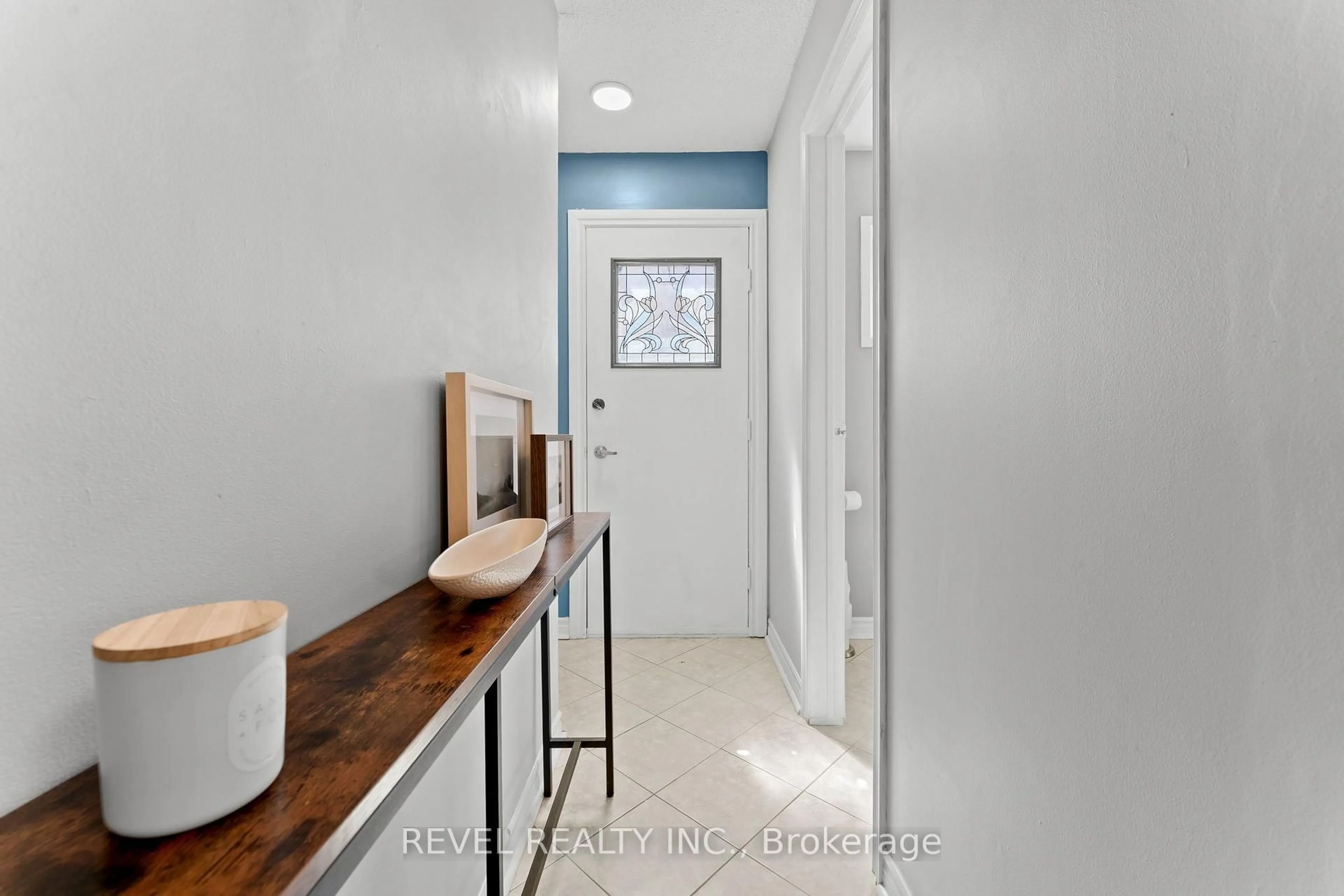Indoor entryway for 18 Longstaff Dr, Ajax Ontario L1S 5J1