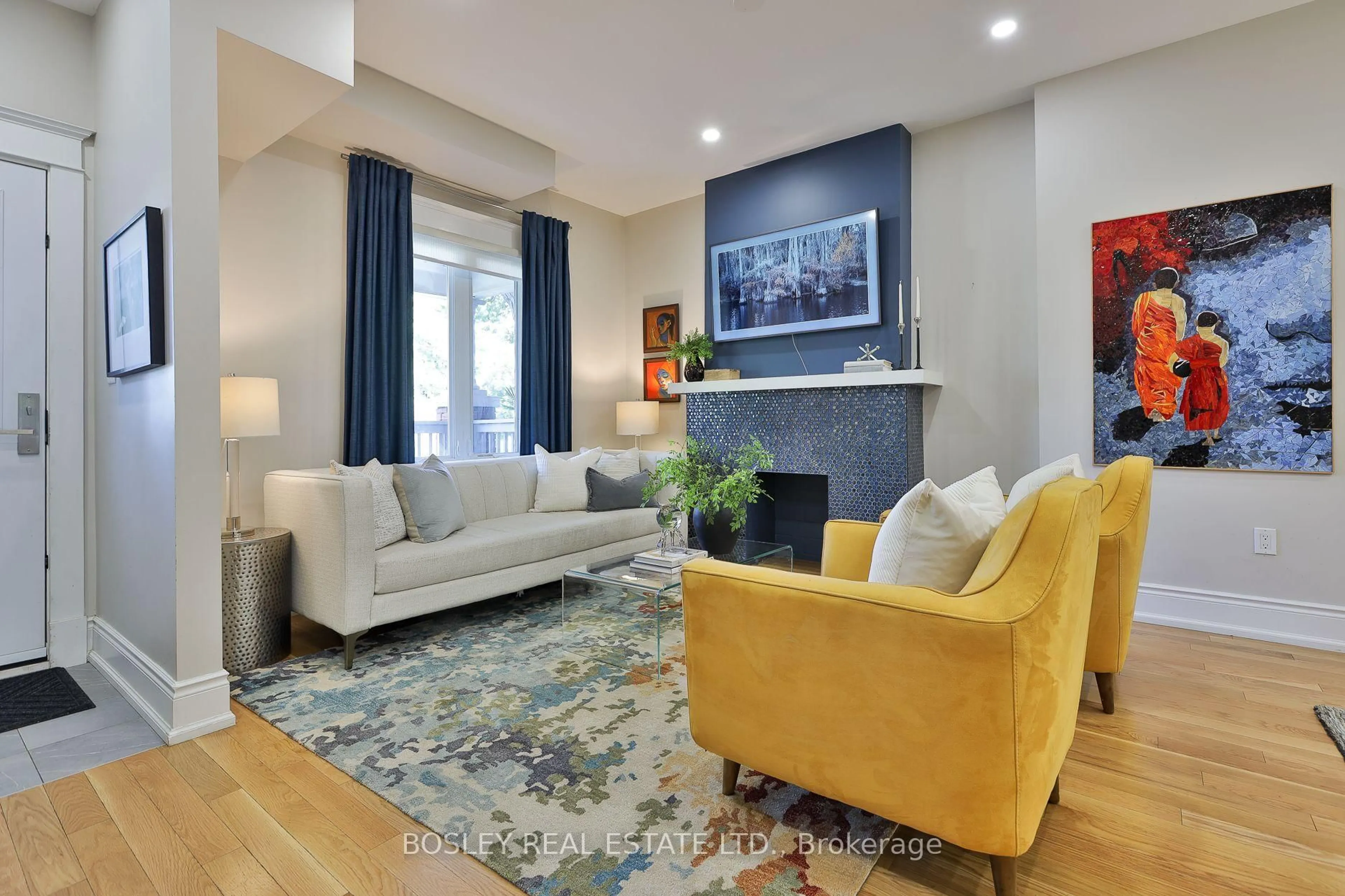 Living room with furniture, unknown for 27 Mountnoel Ave, Toronto Ontario M4J 1H7
