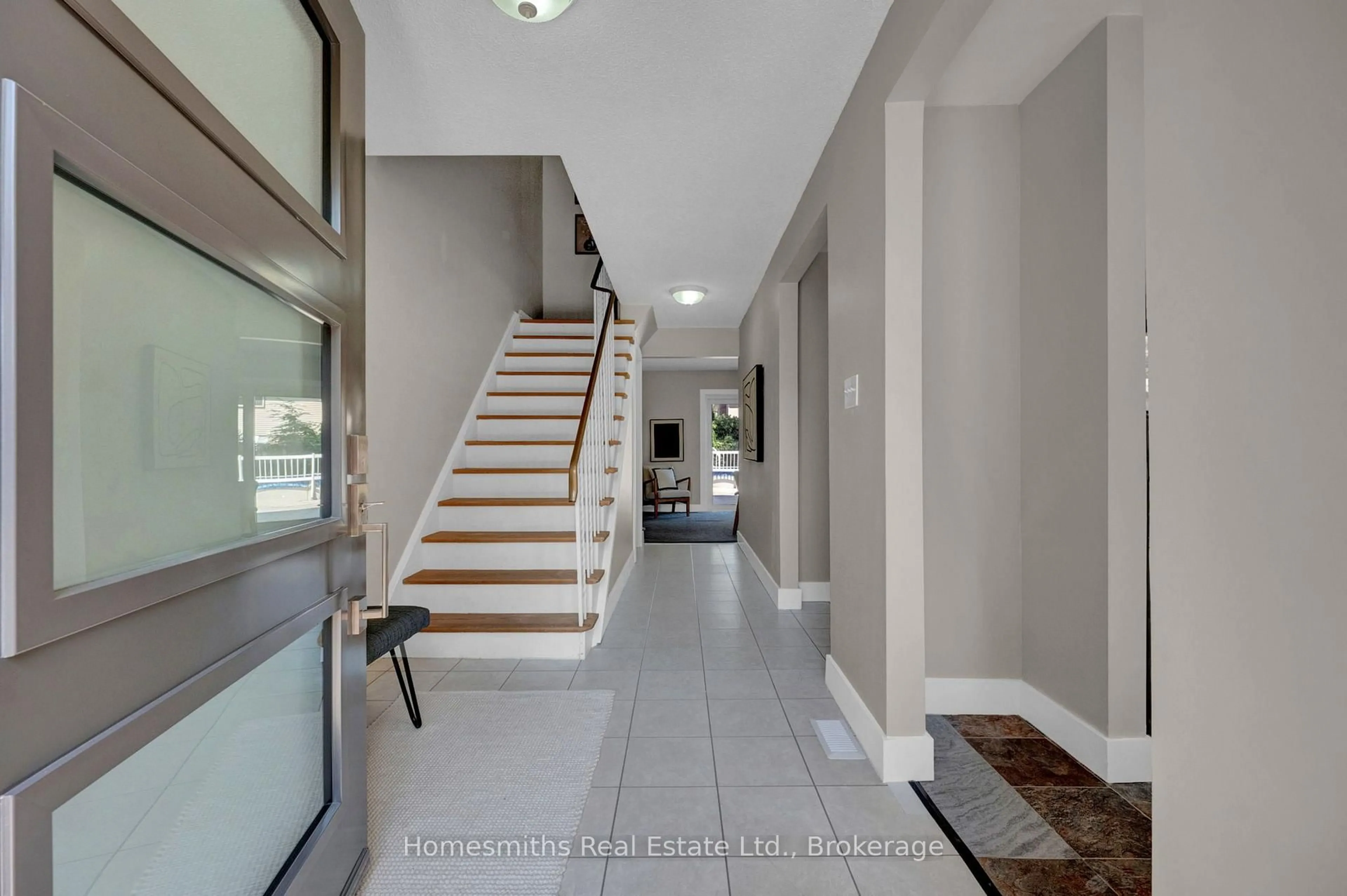 Indoor foyer for 44 Loscombe Dr, Clarington Ontario L1C 3S9