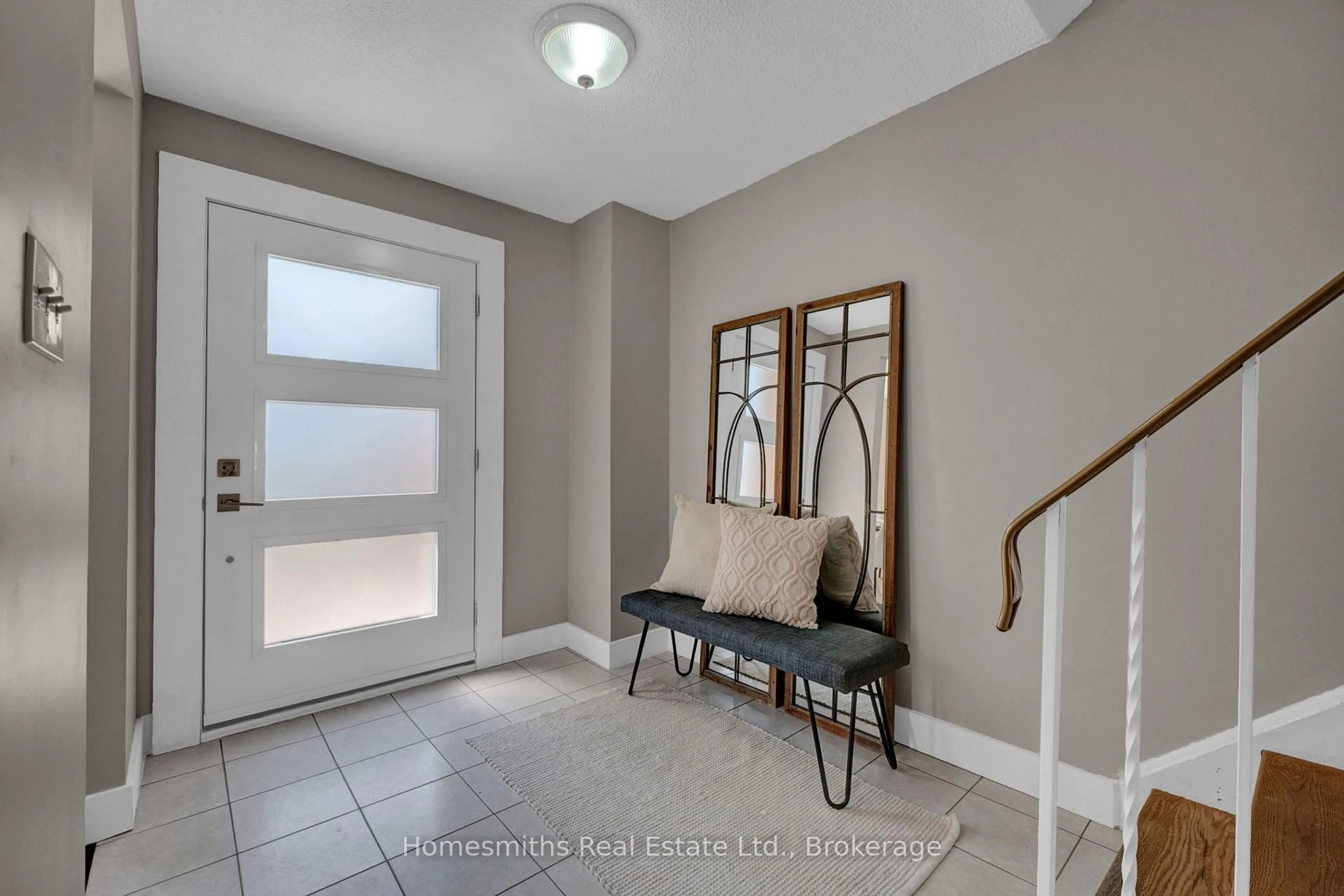 Indoor entryway for 44 Loscombe Dr, Clarington Ontario L1C 3S9