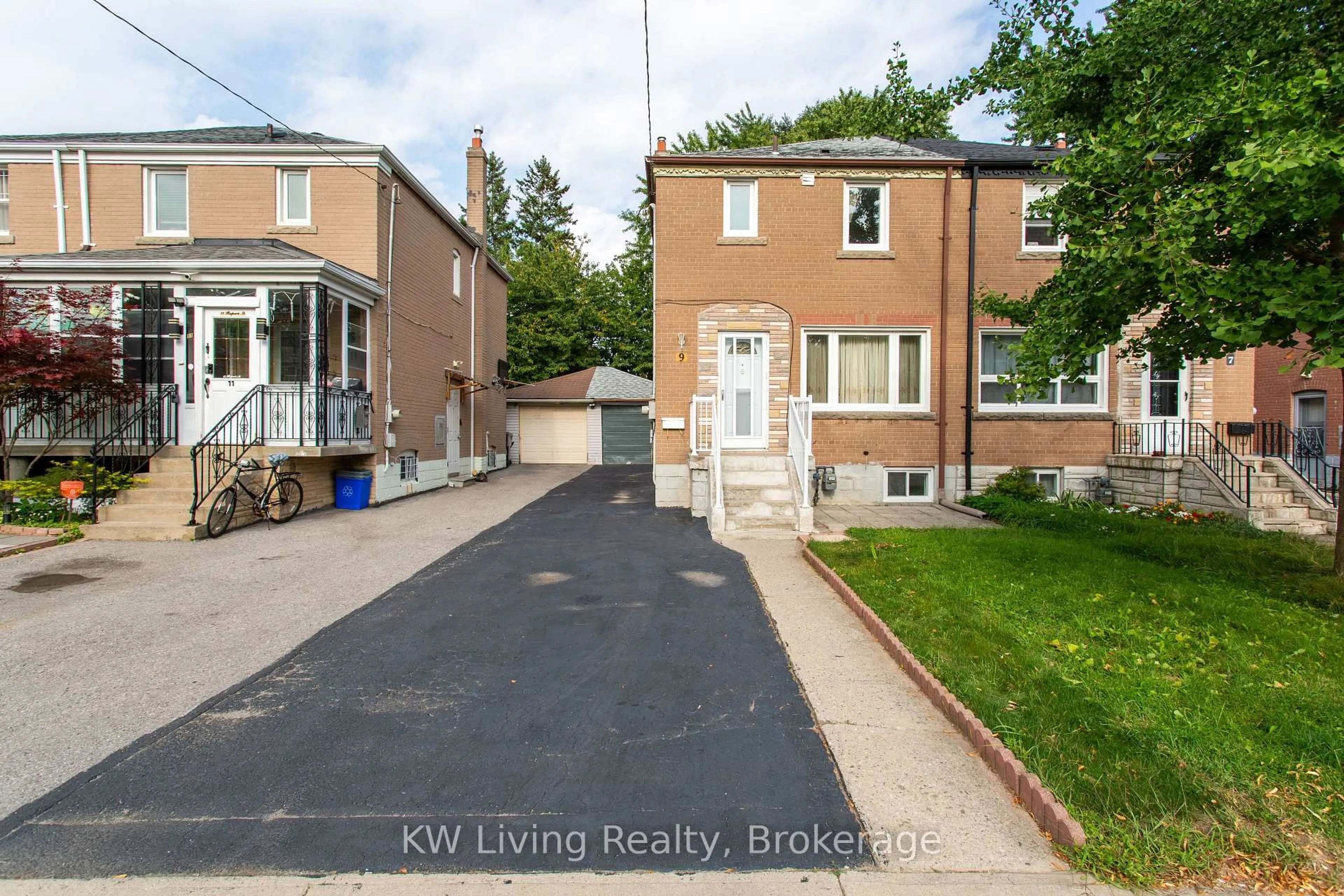 A pic from outside/outdoor area/front of a property/back of a property/a pic from drone, street for 9 Rupert St, Toronto Ontario M1K 1T3