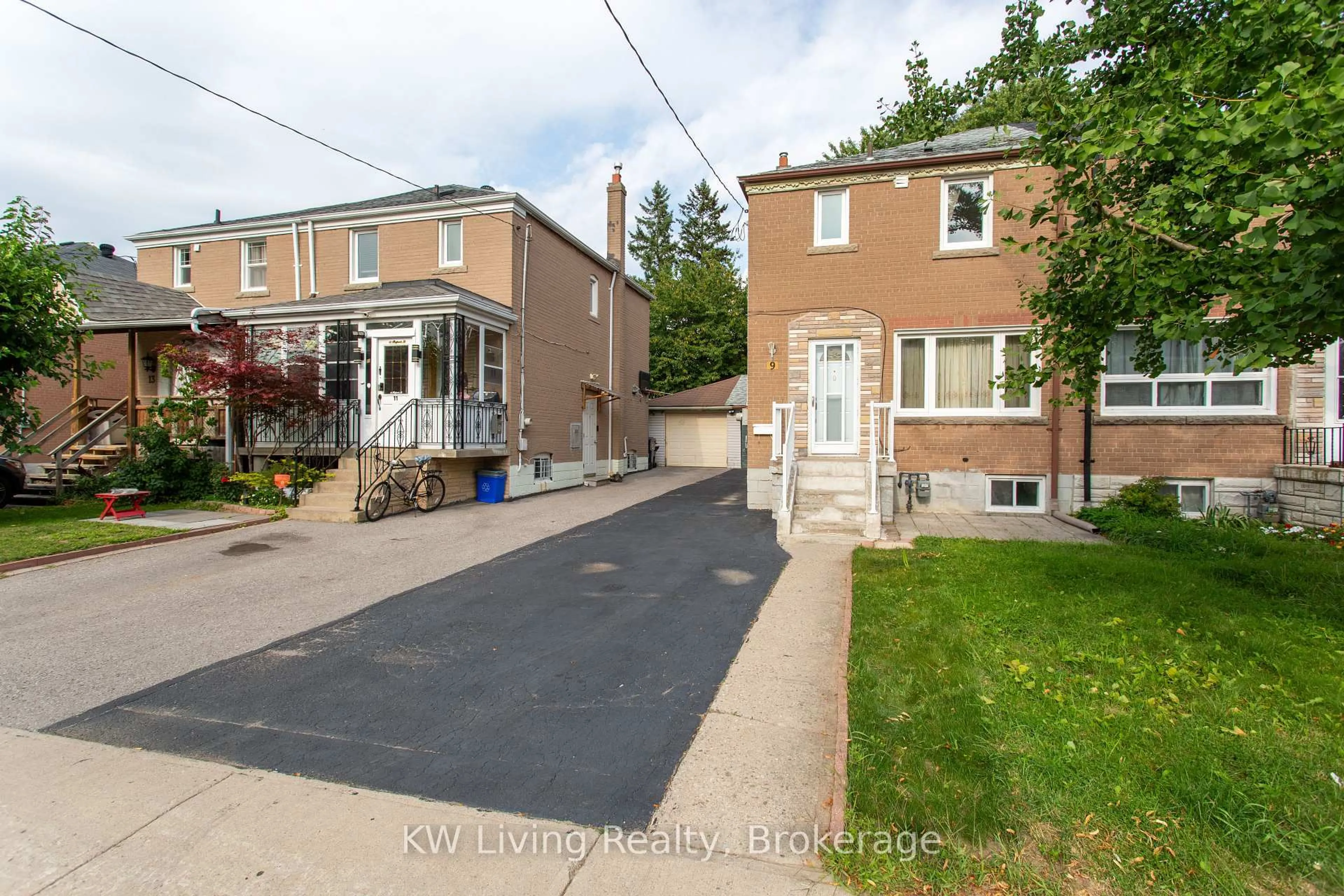 A pic from outside/outdoor area/front of a property/back of a property/a pic from drone, street for 9 Rupert St, Toronto Ontario M1K 1T3