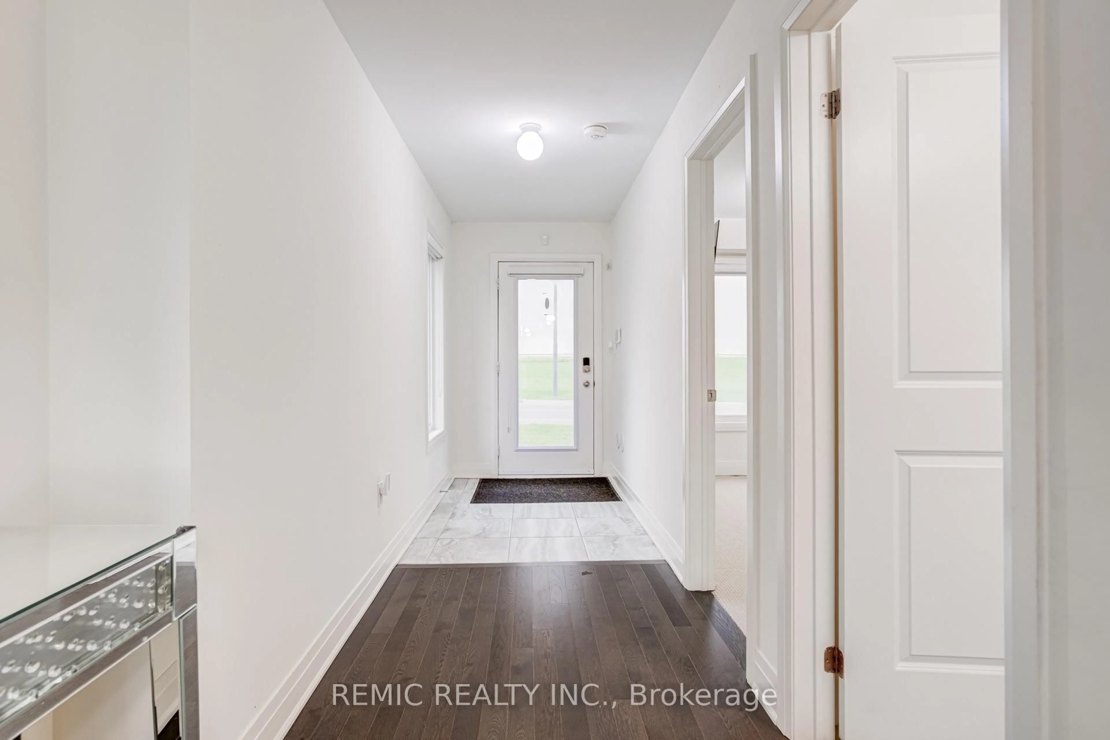 Indoor entryway for 739 Port Darlington Rd, Clarington Ontario L1C 7G4
