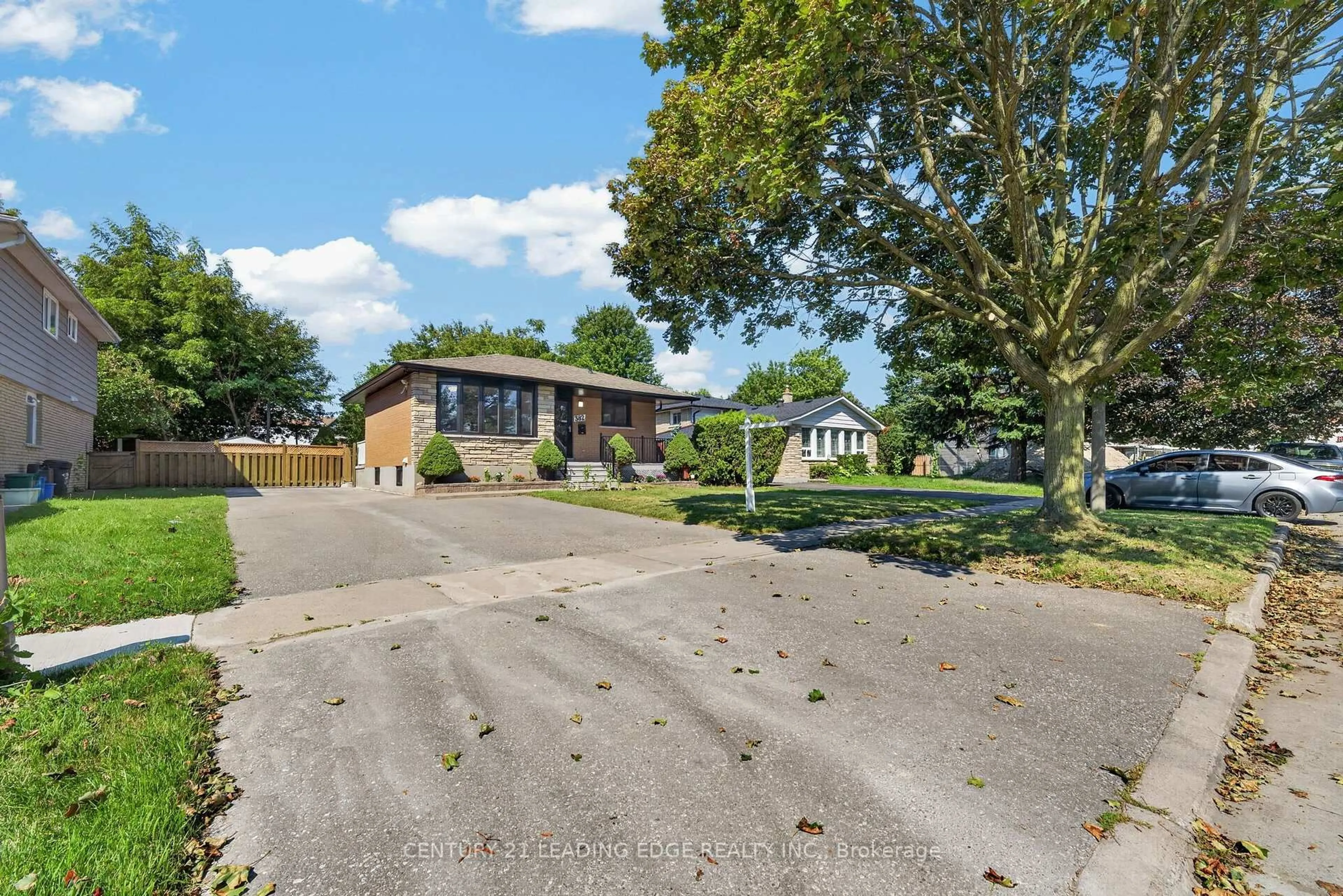 A pic from outside/outdoor area/front of a property/back of a property/a pic from drone, street for 382 Fairlawn St, Oshawa Ontario L1J 4R3