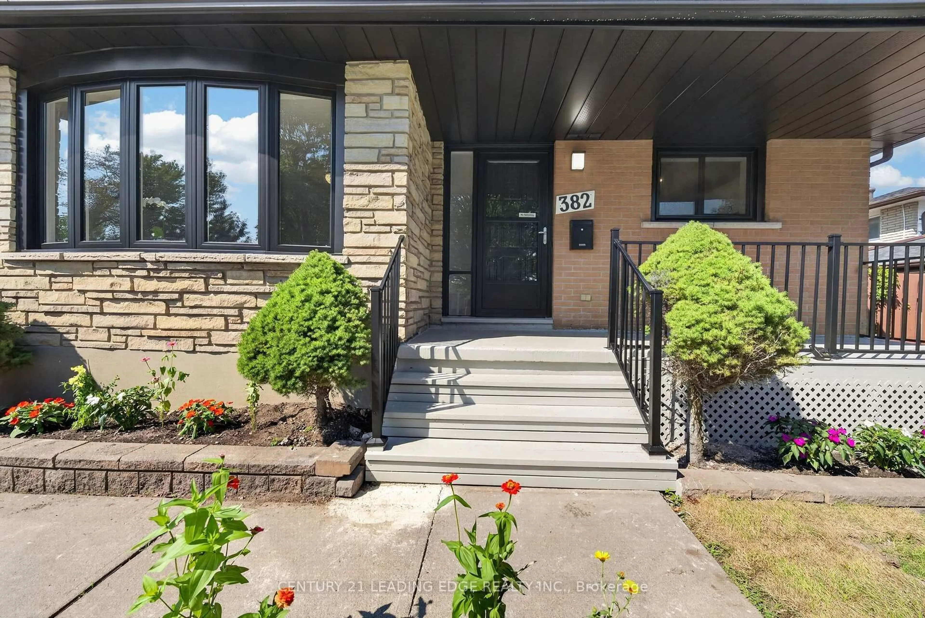 Indoor entryway for 382 Fairlawn St, Oshawa Ontario L1J 4R3