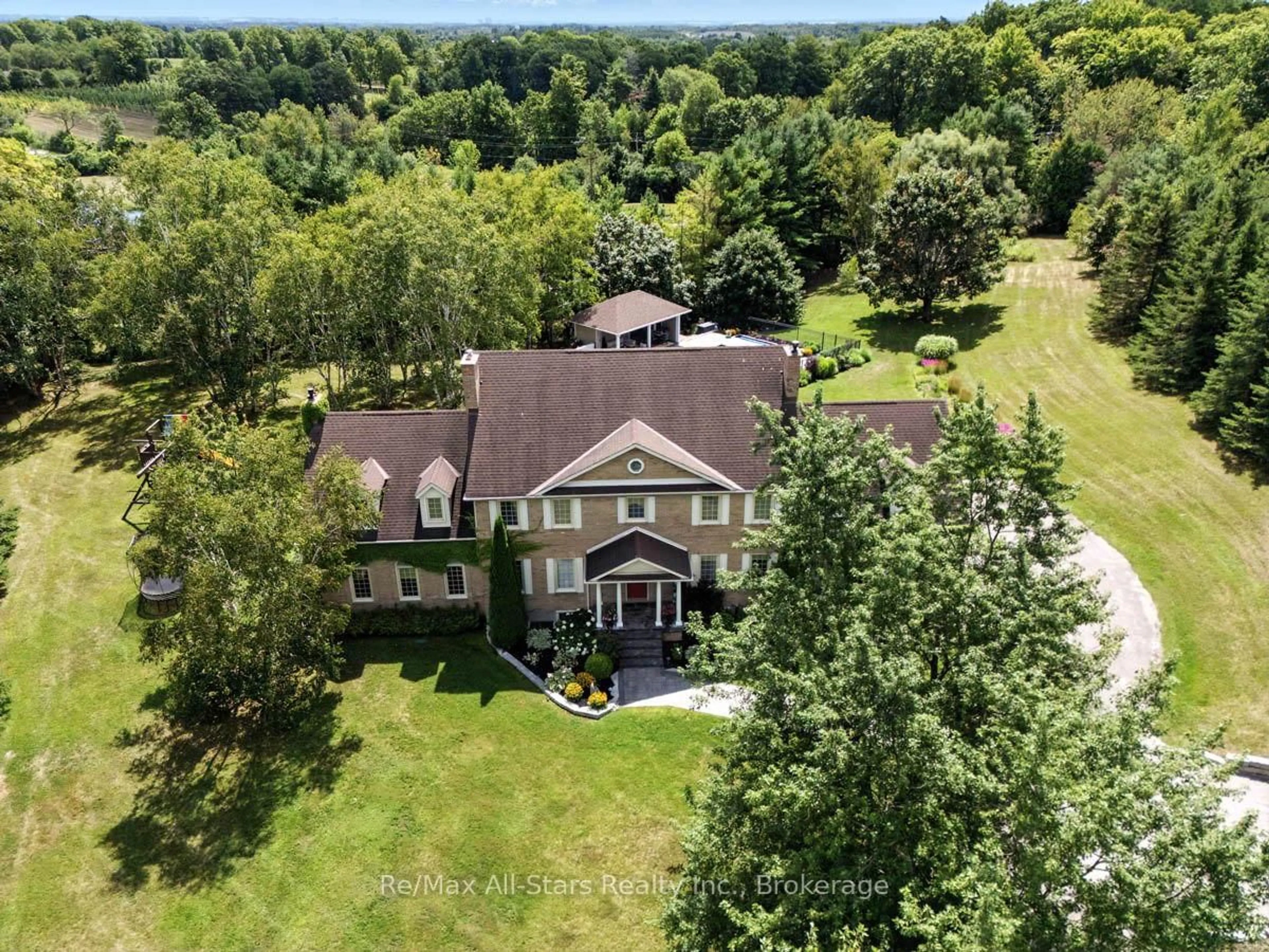 A pic from outside/outdoor area/front of a property/back of a property/a pic from drone, unknown for 136 Wintergreen Crt, Scugog Ontario L9L 2B1