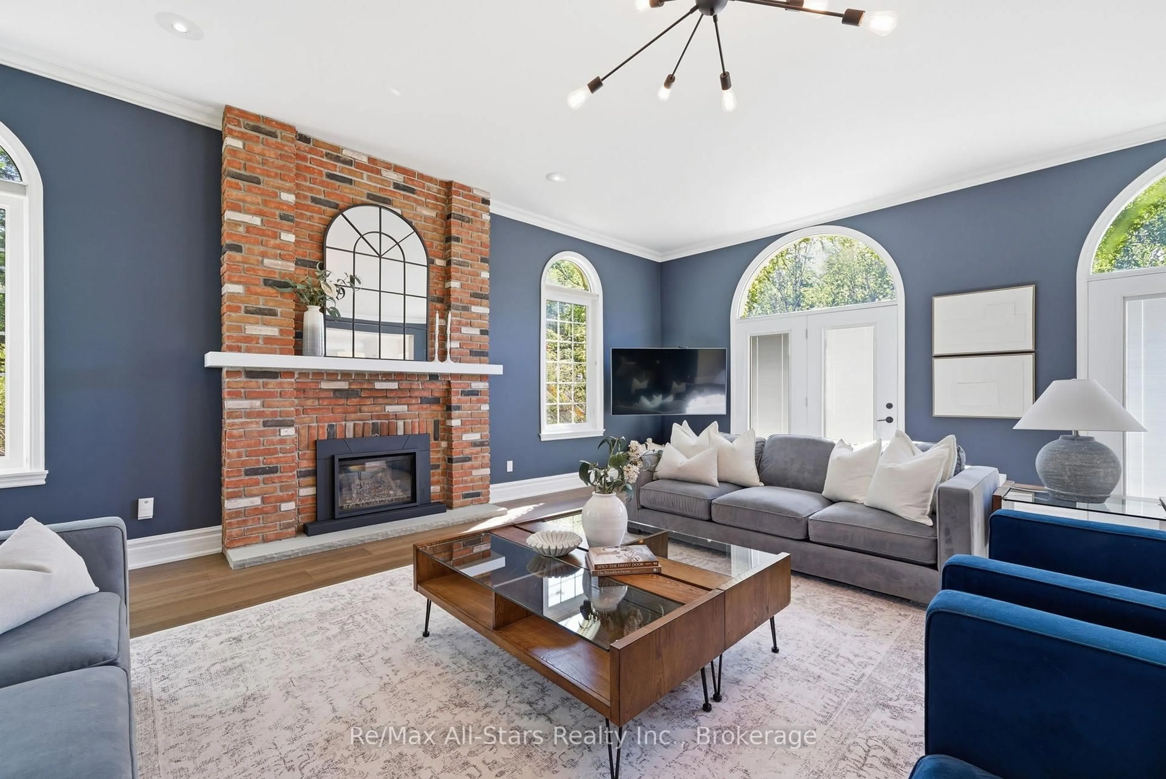 Living room with furniture, ceramic/tile floor for 136 Wintergreen Crt, Scugog Ontario L9L 2B1