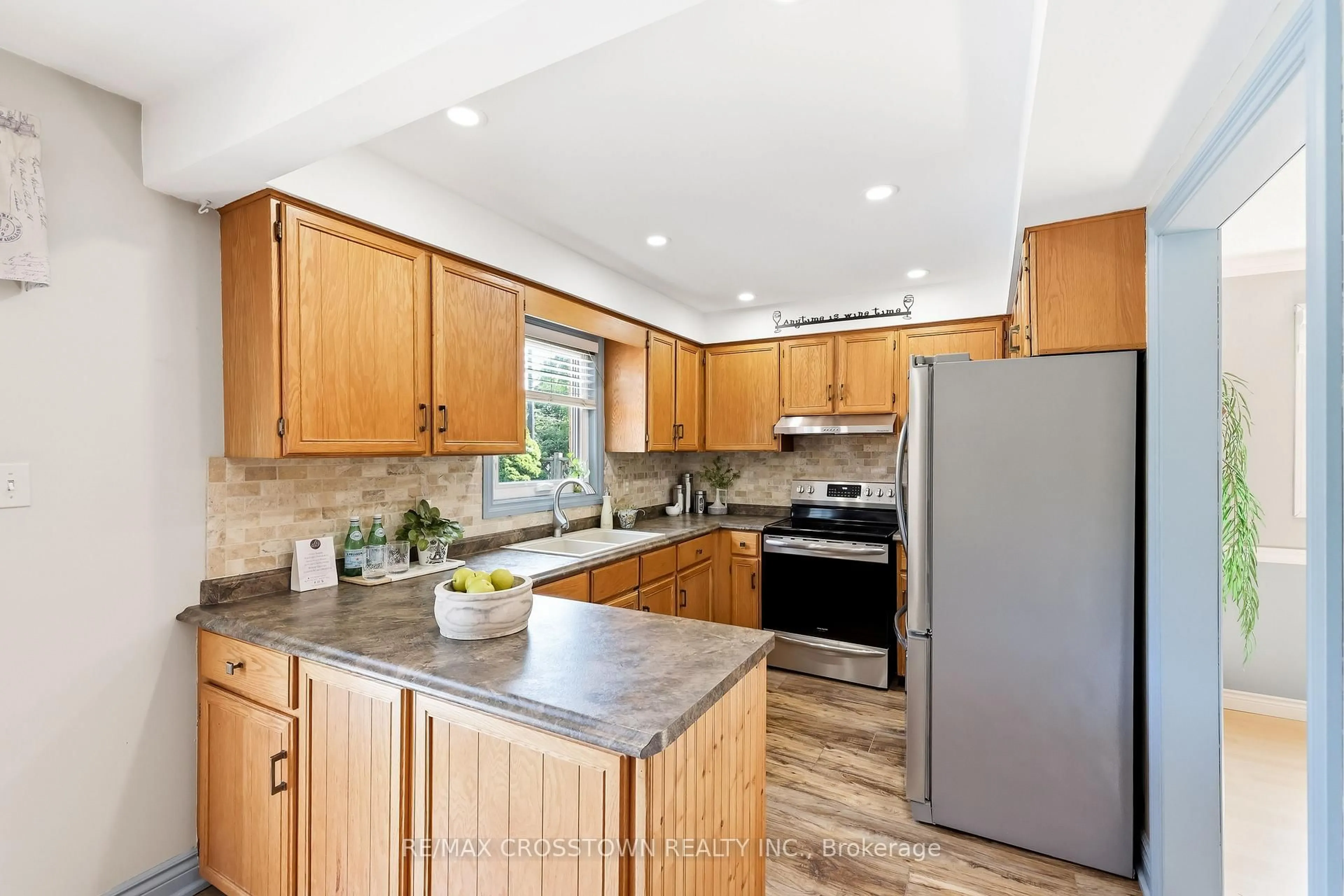 Unknown for 4 Martinet St, Whitby Ontario L1N 8K8