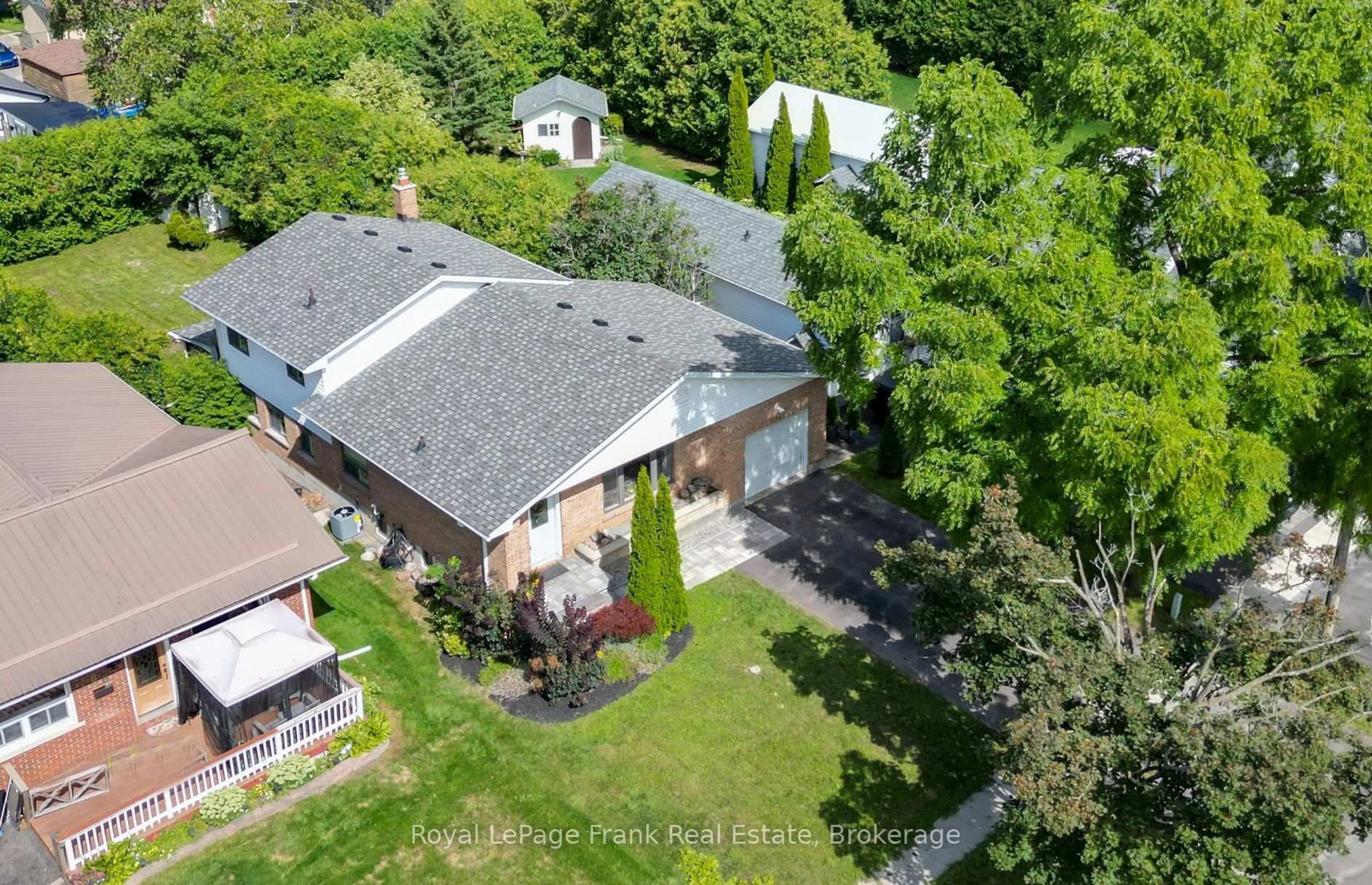 A pic from outside/outdoor area/front of a property/back of a property/a pic from drone, street for 82 Union Ave, Scugog Ontario L9L 1G2