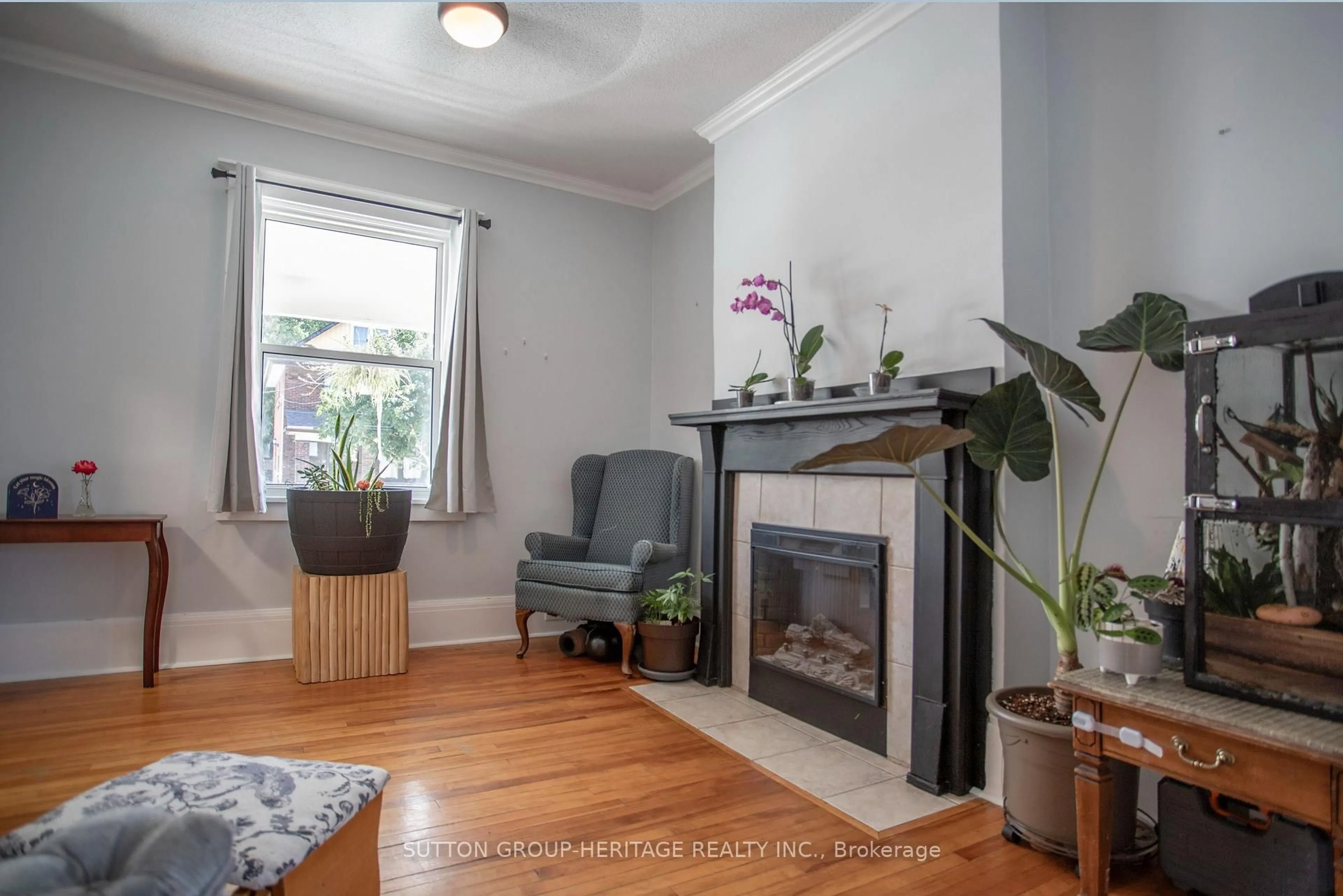 Living room with furniture, unknown for 96 Agnes St, Oshawa Ontario L1G 1V4