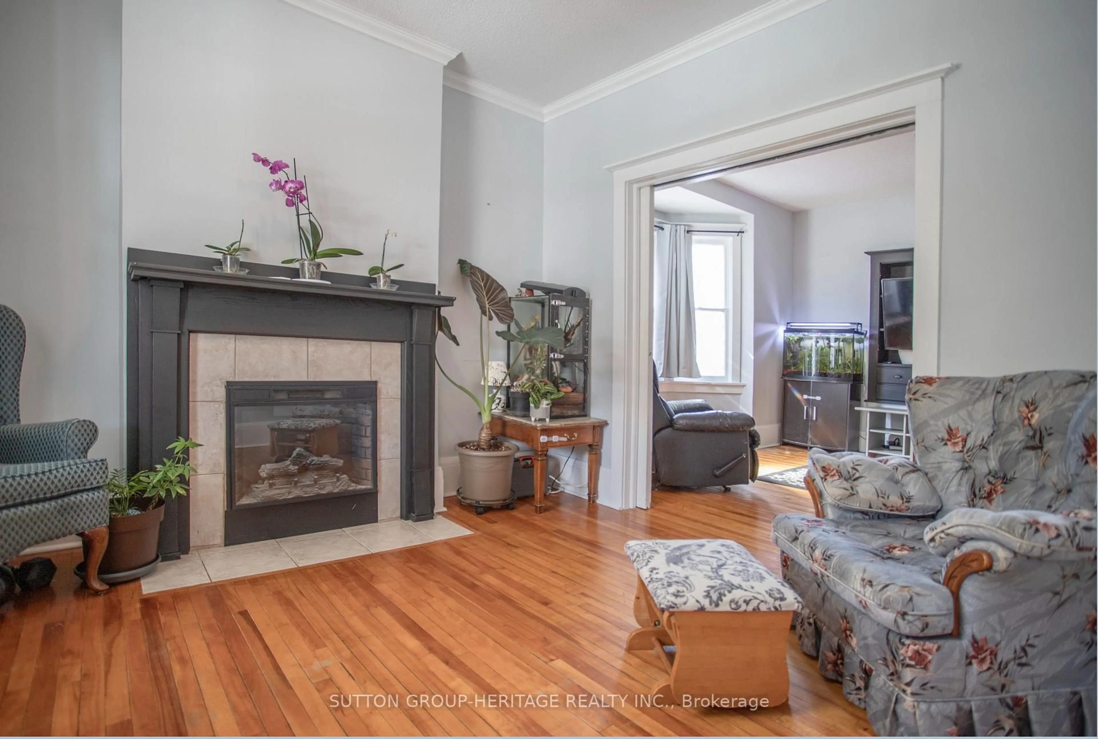 Living room with furniture, unknown for 96 Agnes St, Oshawa Ontario L1G 1V4