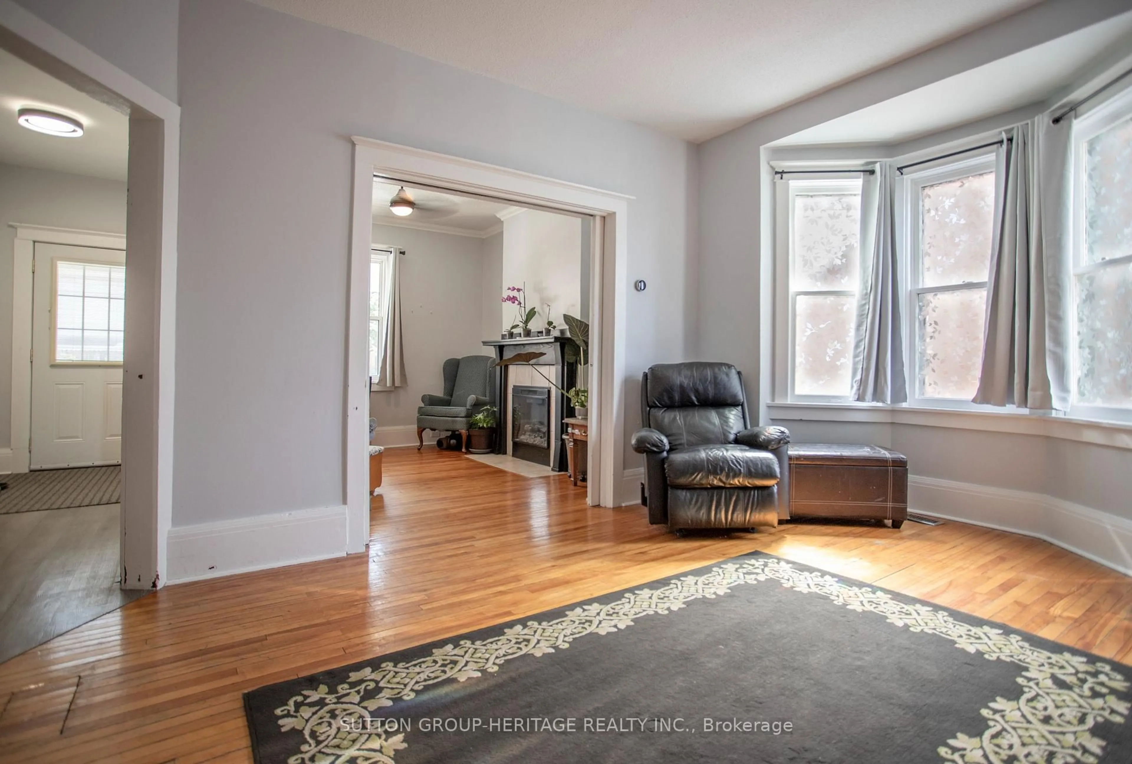 Living room with furniture, unknown for 96 Agnes St, Oshawa Ontario L1G 1V4