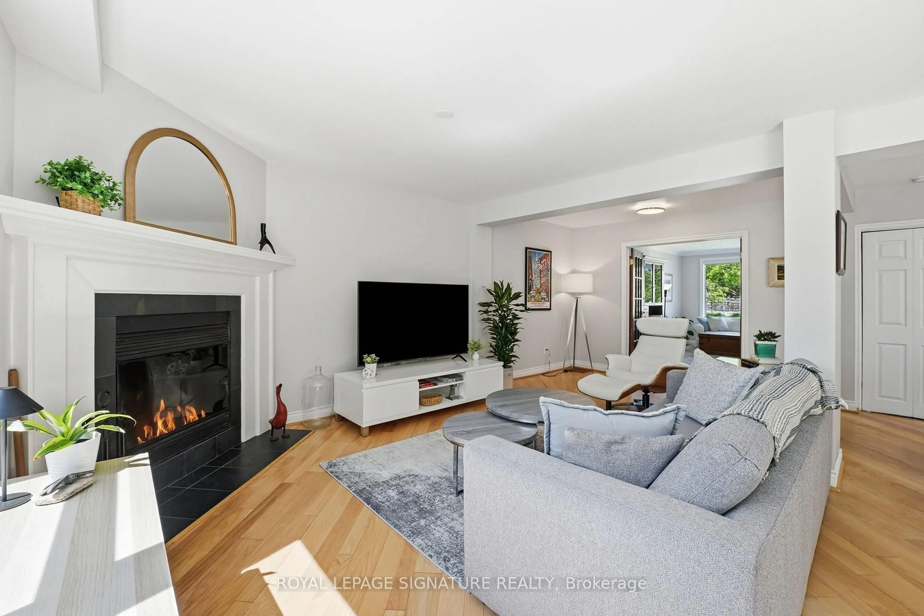 Living room with furniture, unknown for 48 Tower Dr, Toronto Ontario M1R 3N9