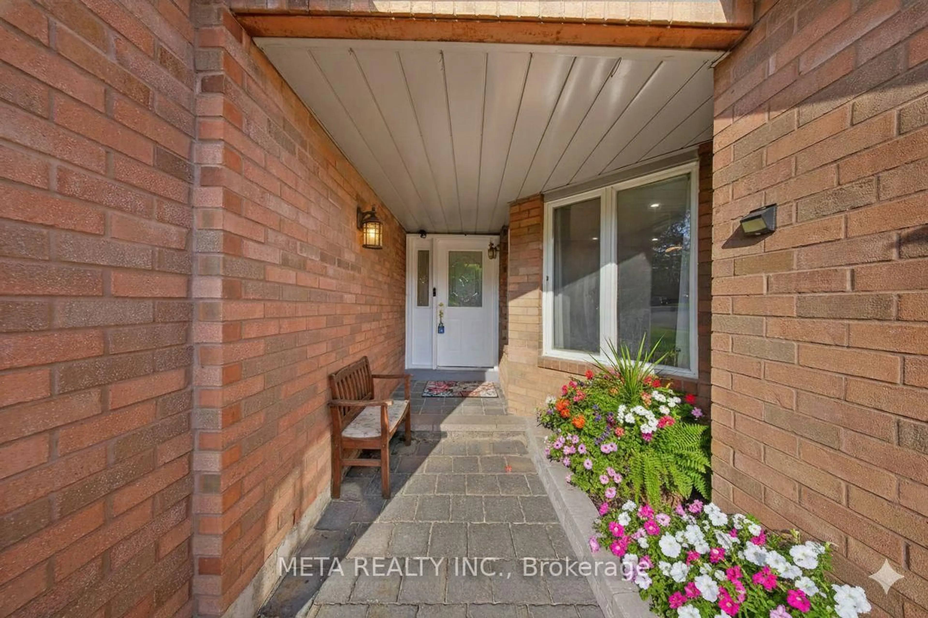 Indoor entryway for 33 Heaver Dr, Whitby Ontario L1N 8X2