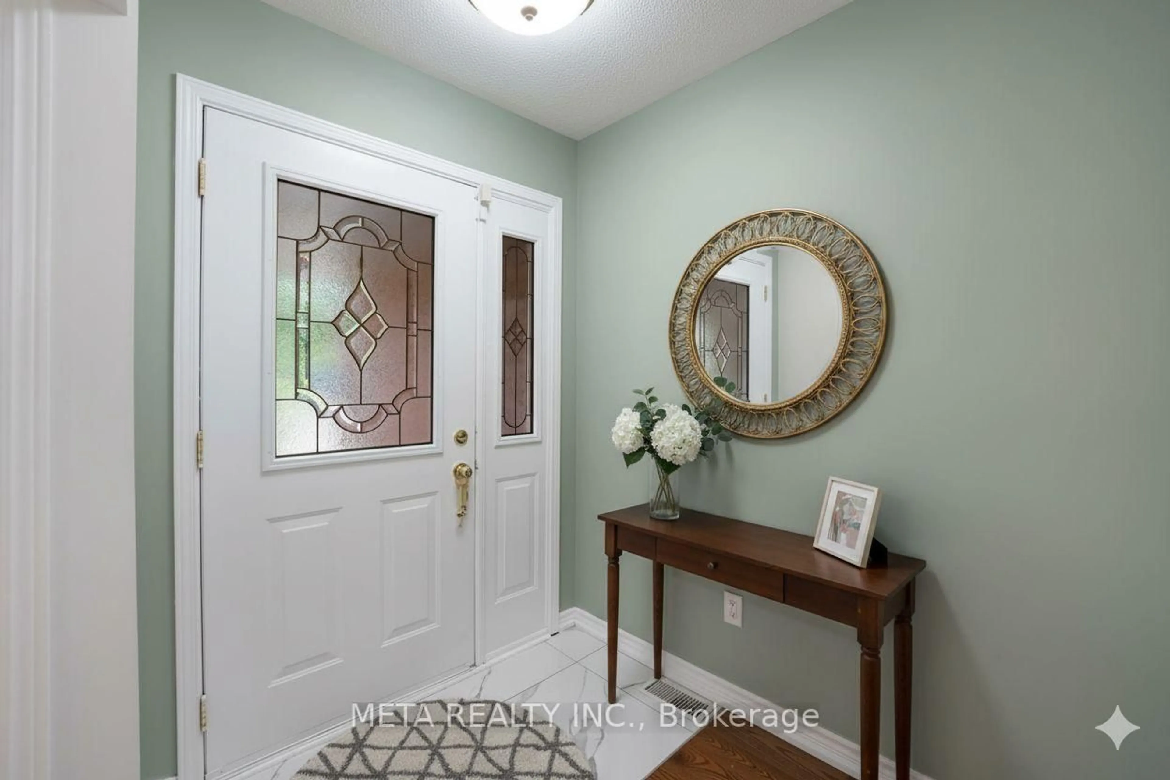 Indoor entryway for 33 Heaver Dr, Whitby Ontario L1N 8X2