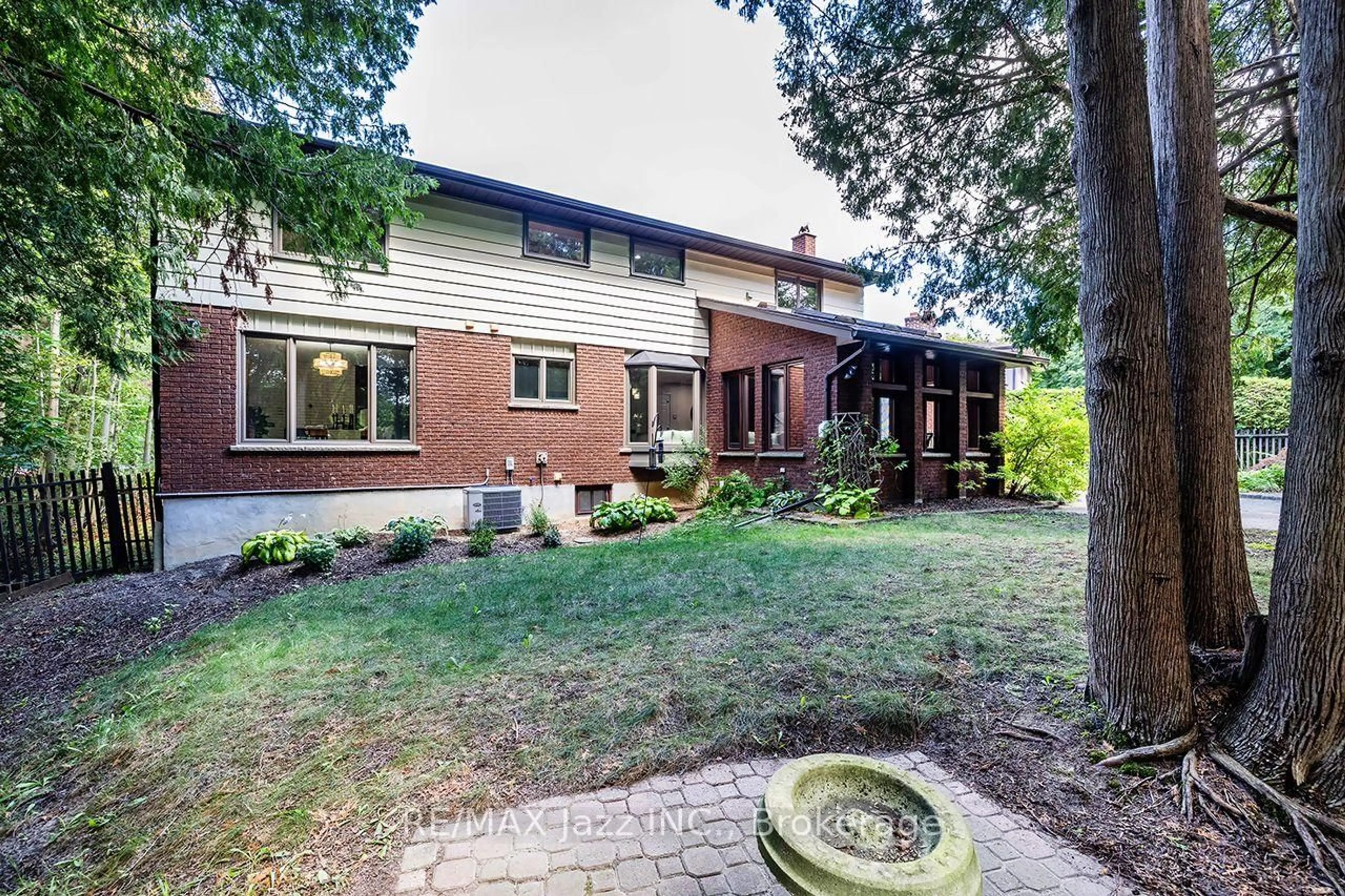 Unknown for 1005 Bluefinch Crt, Oshawa Ontario L1G 6Y1