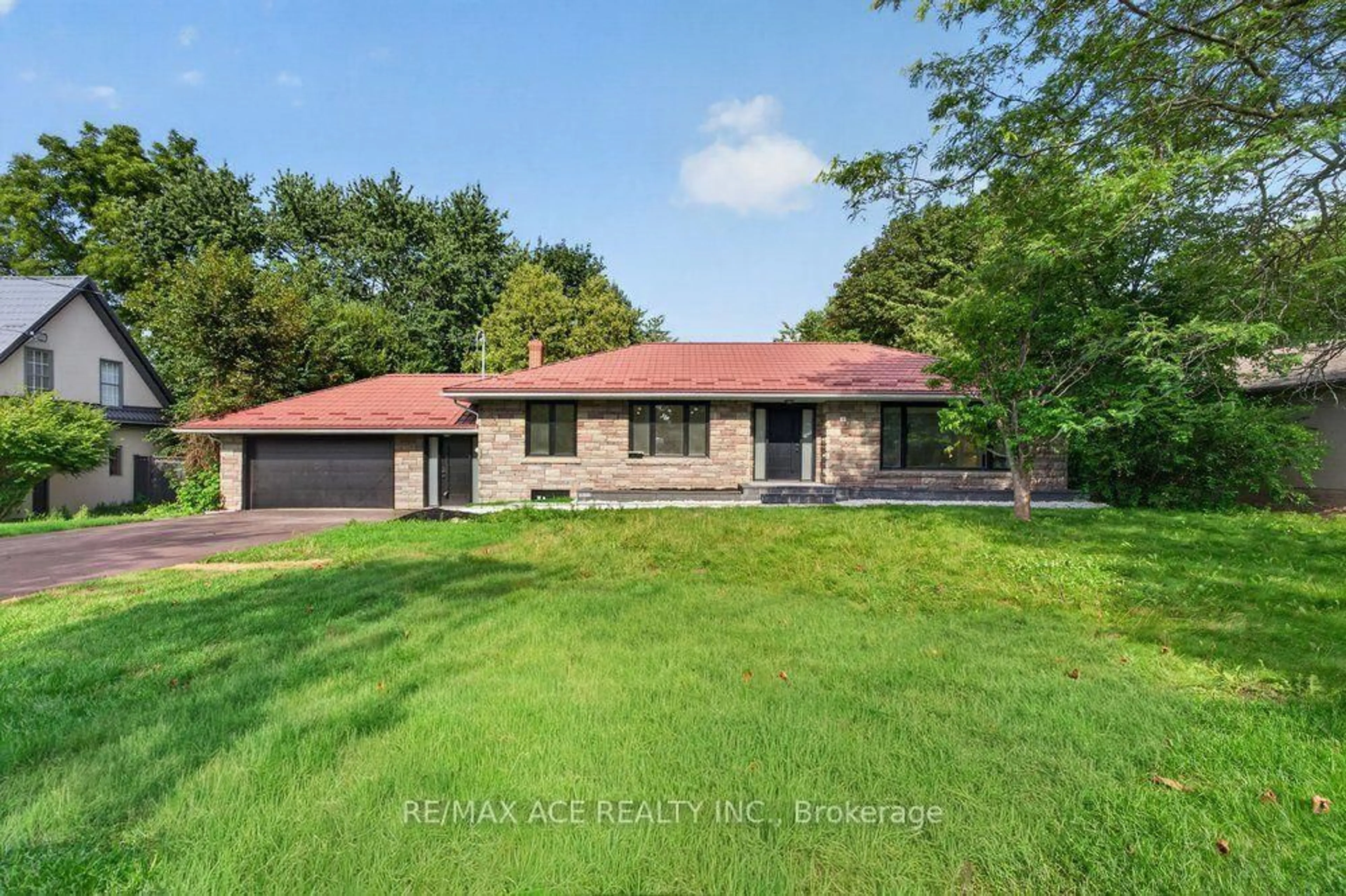 A pic from outside/outdoor area/front of a property/back of a property/a pic from drone, street for 11 Faircroft Blvd, Toronto Ontario M1N 2W9