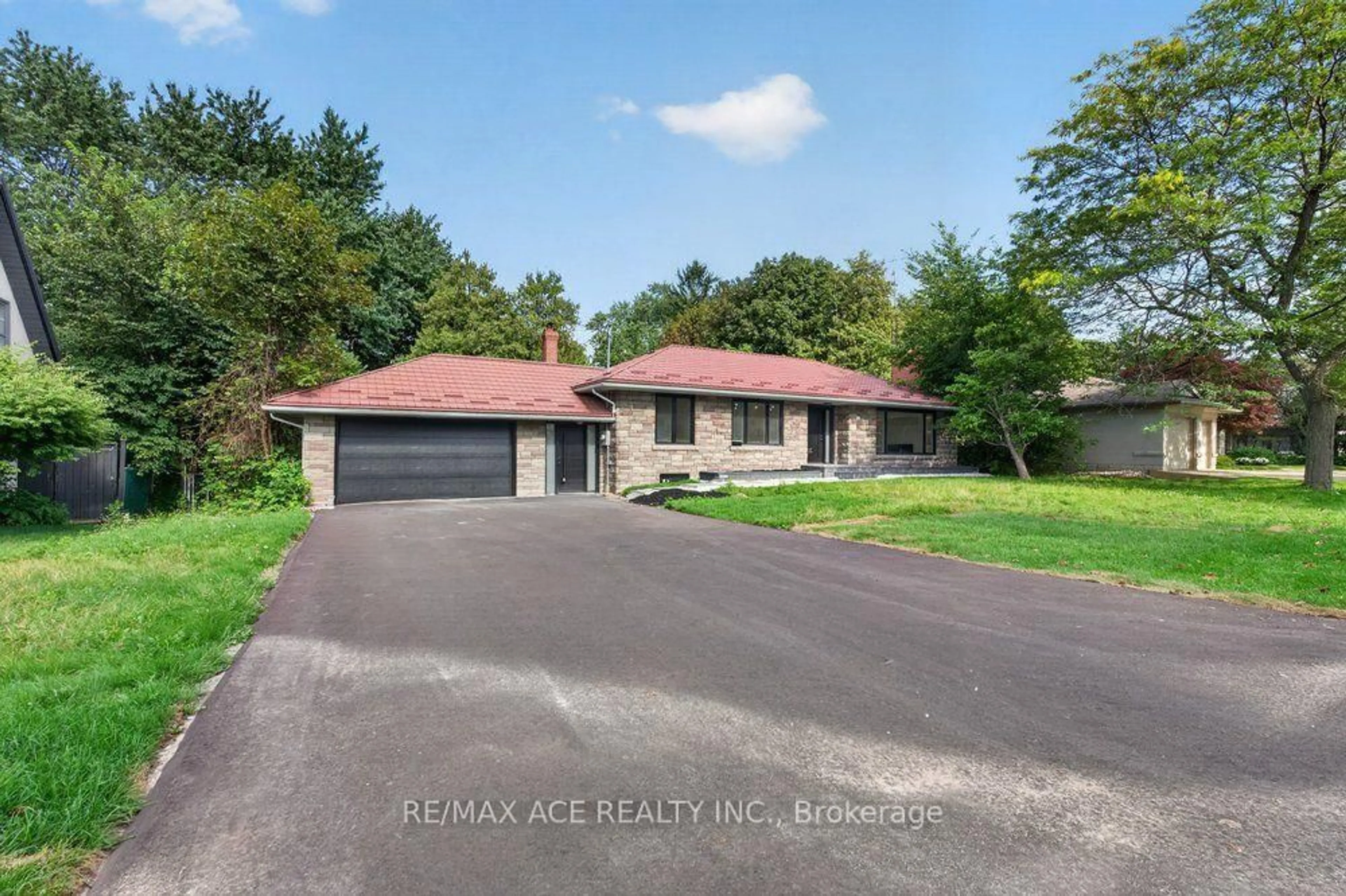 A pic from outside/outdoor area/front of a property/back of a property/a pic from drone, street for 11 Faircroft Blvd, Toronto Ontario M1N 2W9