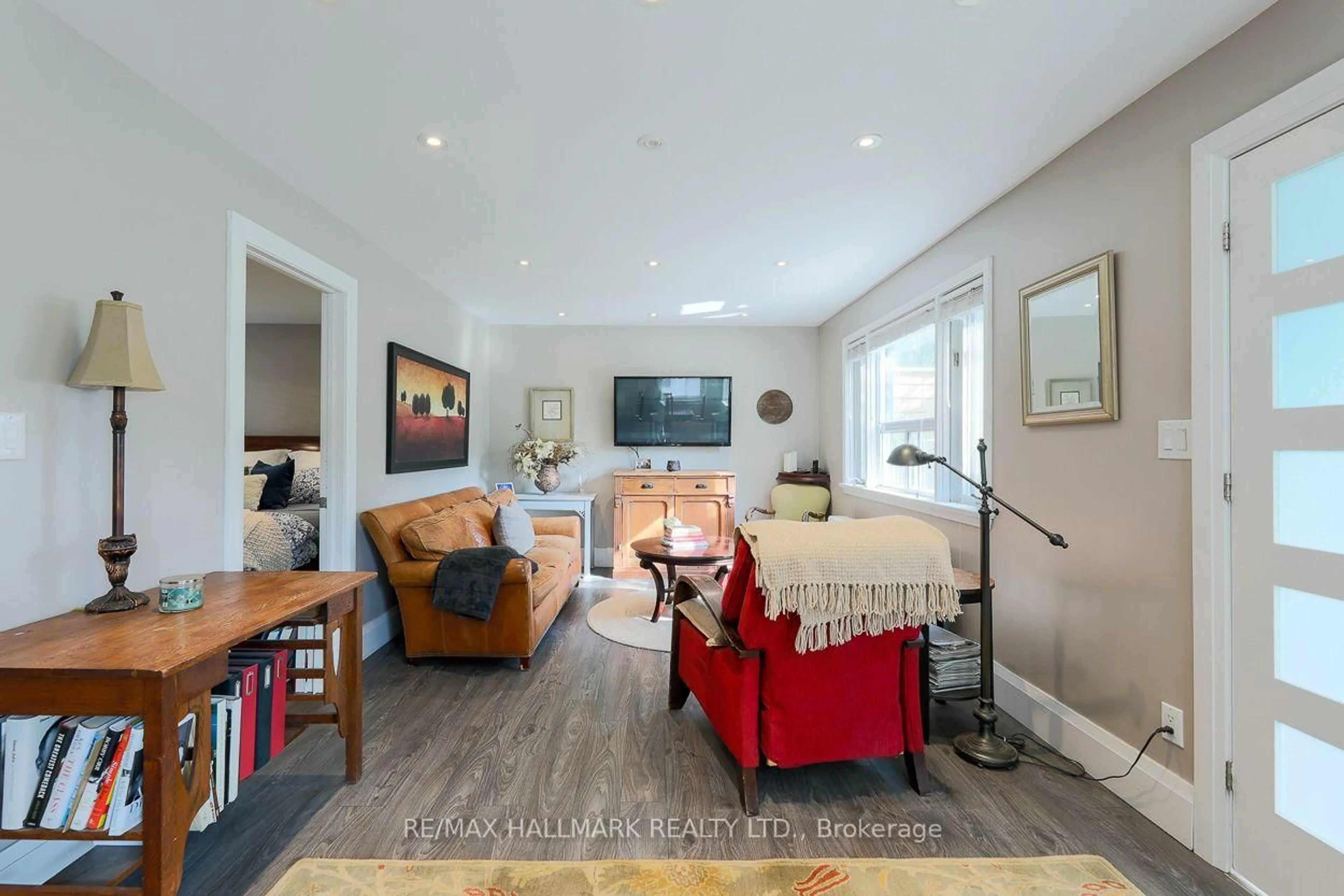 Living room with furniture, unknown for 110 Lakeside Ave, Toronto Ontario M1N 3C1