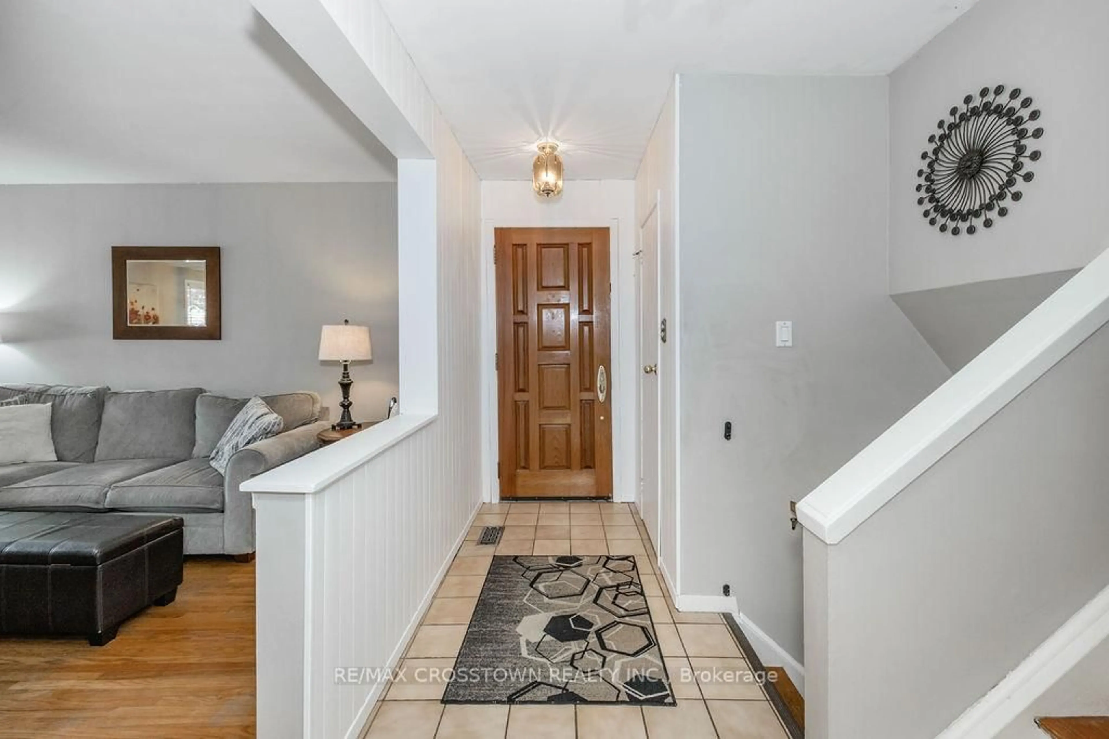 Indoor entryway for 865 Krosno Blvd, Pickering Ontario L1W 1H2