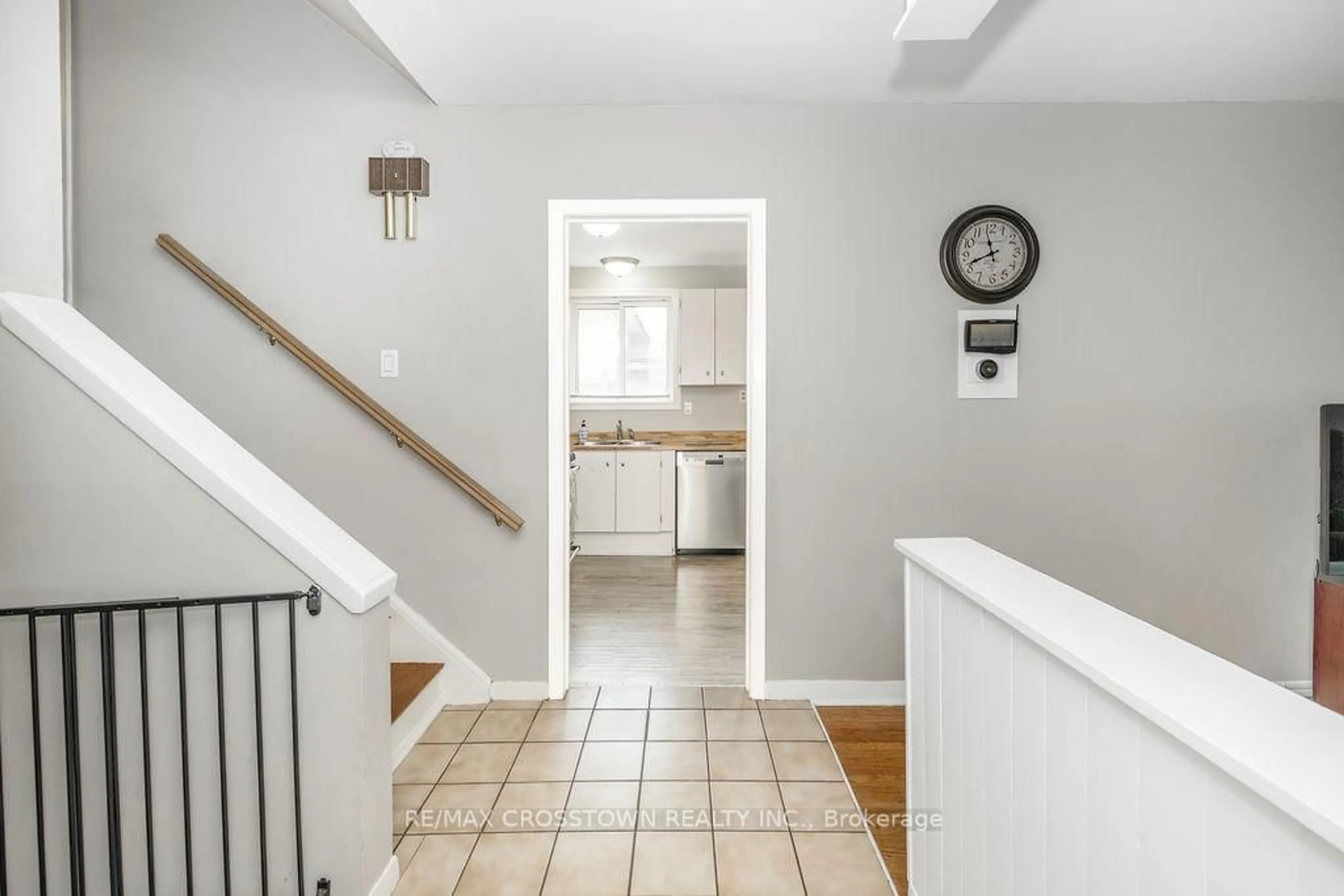 Indoor entryway for 865 Krosno Blvd, Pickering Ontario L1W 1H2