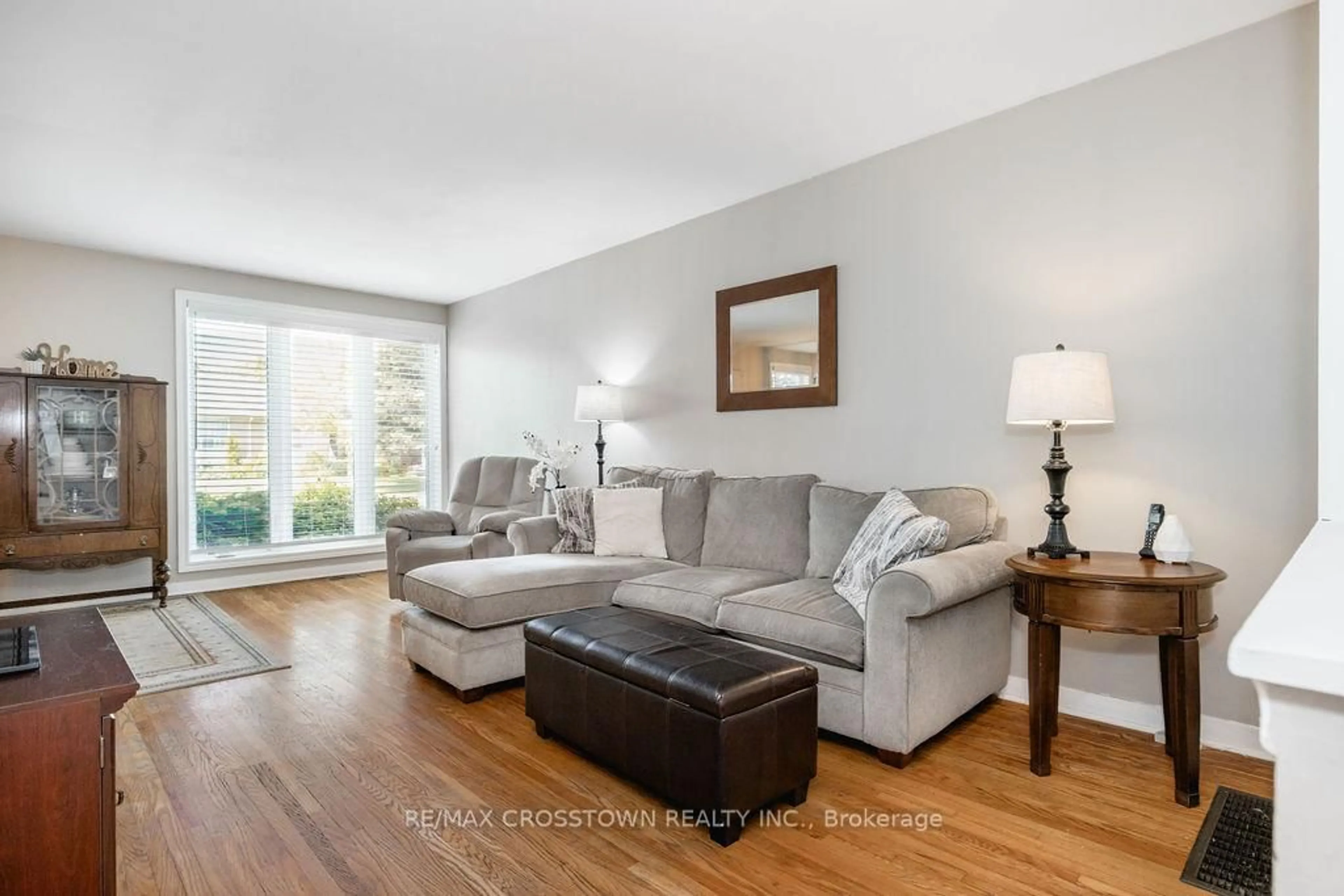 Living room with furniture, wood/laminate floor for 865 Krosno Blvd, Pickering Ontario L1W 1H2
