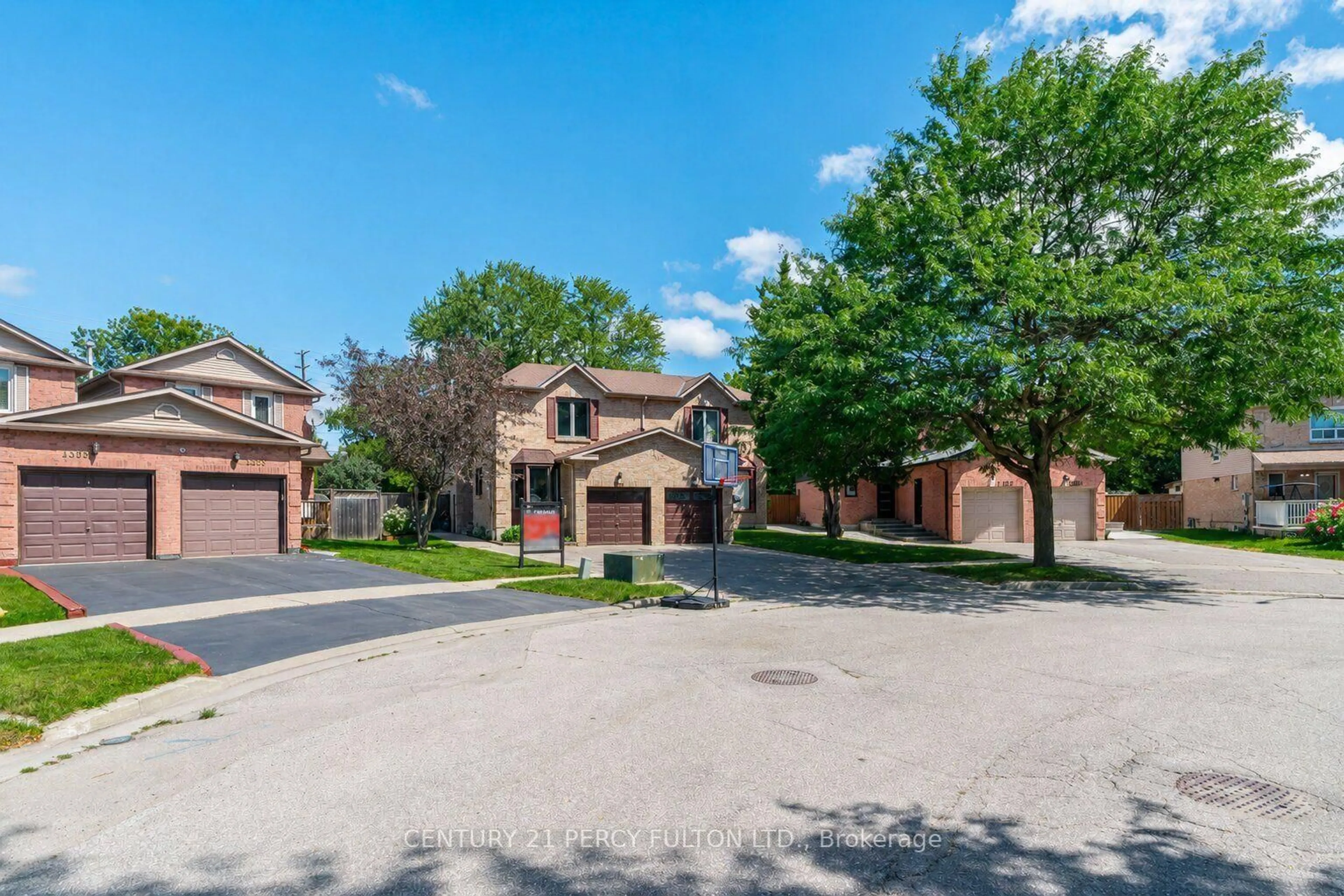 A pic from outside/outdoor area/front of a property/back of a property/a pic from drone, street for 1391 Anton Sq, Pickering Ontario L1V 5T5