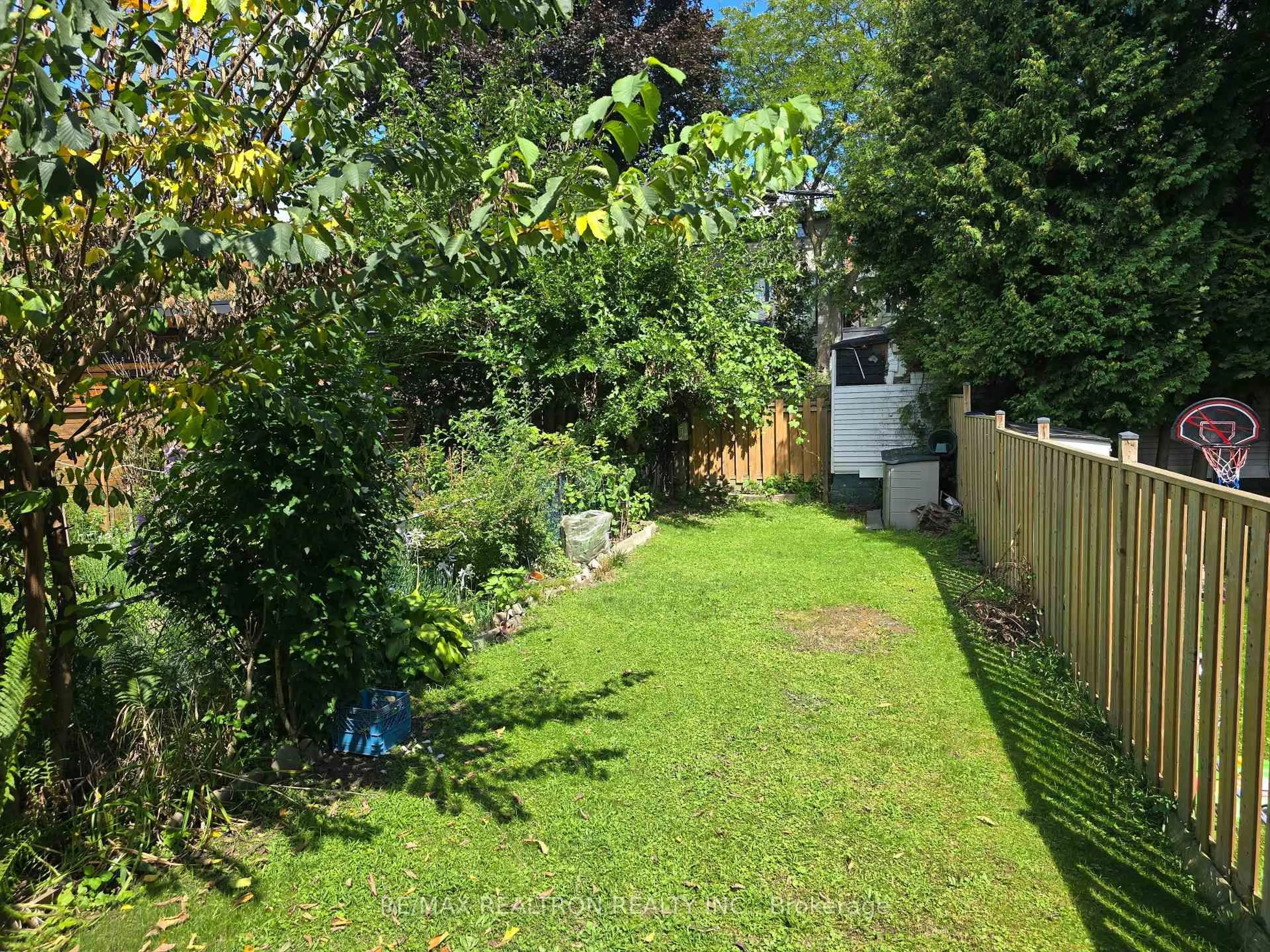 A pic from outside/outdoor area/front of a property/back of a property/a pic from drone, street for 259 Woodbine Ave, Toronto Ontario M4L 3P3