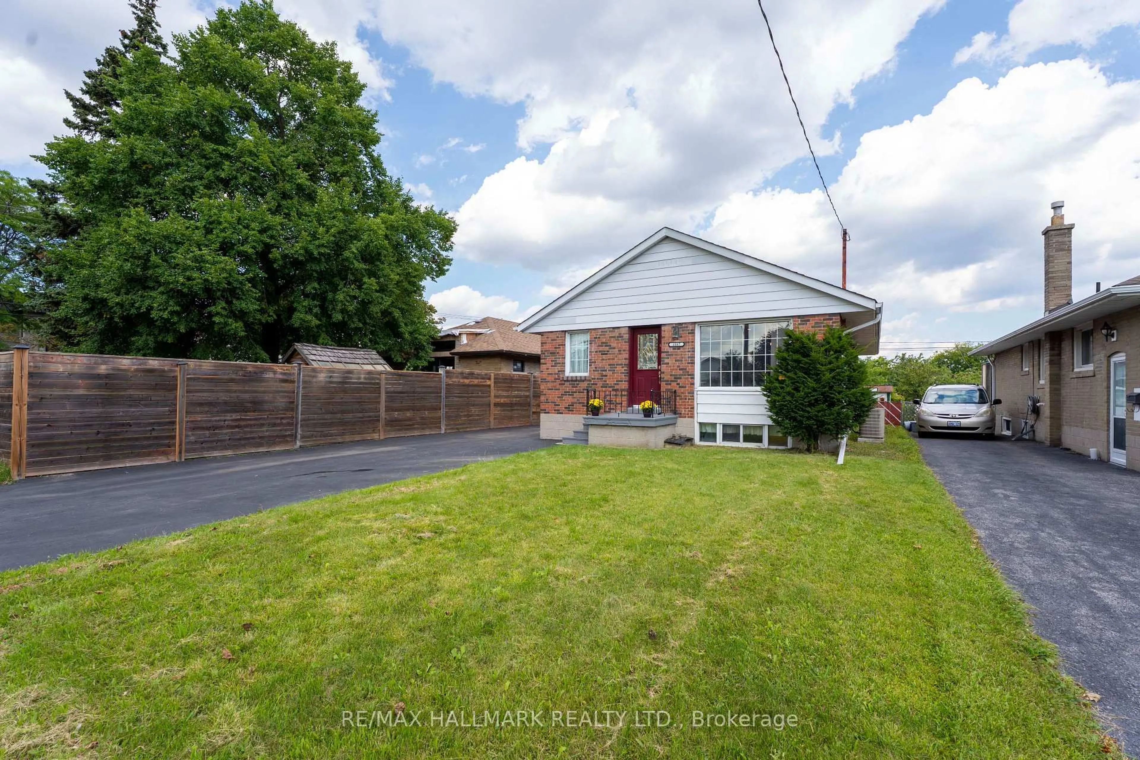 A pic from outside/outdoor area/front of a property/back of a property/a pic from drone, street for 1557 Pharmacy Ave, Toronto Ontario M1R 2K4