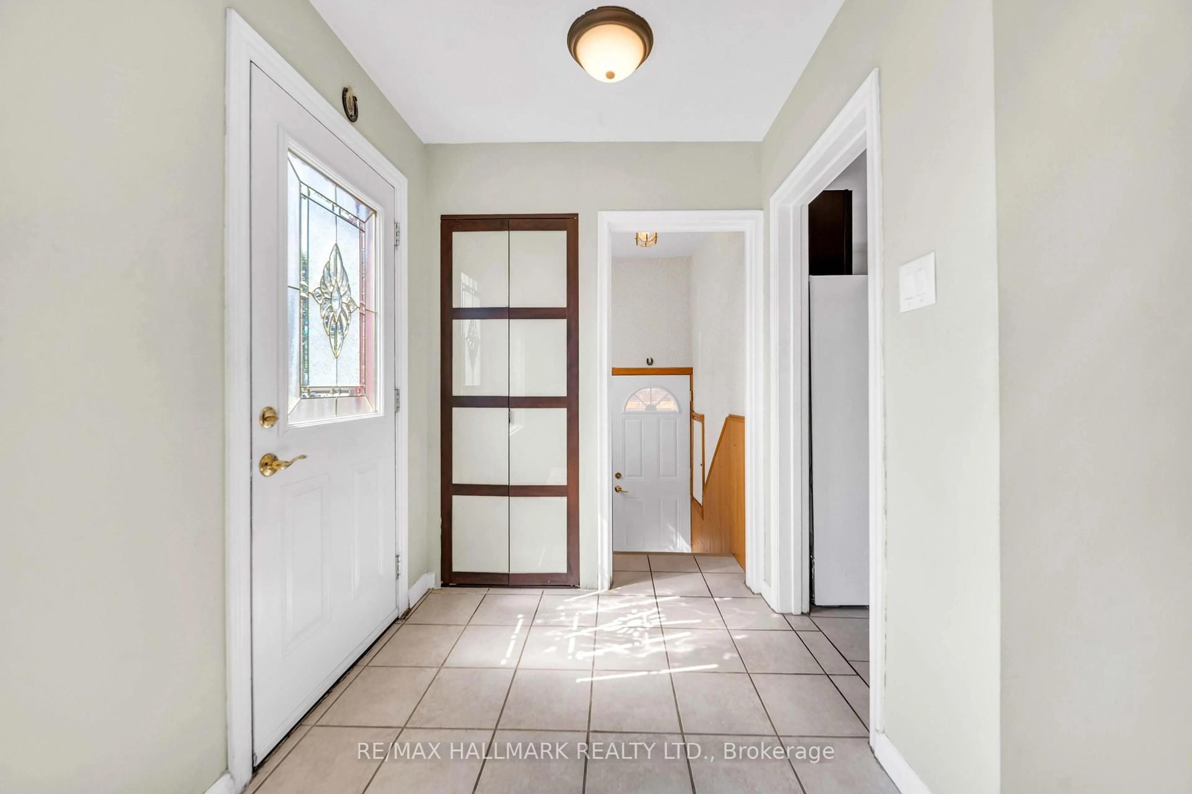 Indoor entryway for 1557 Pharmacy Ave, Toronto Ontario M1R 2K4