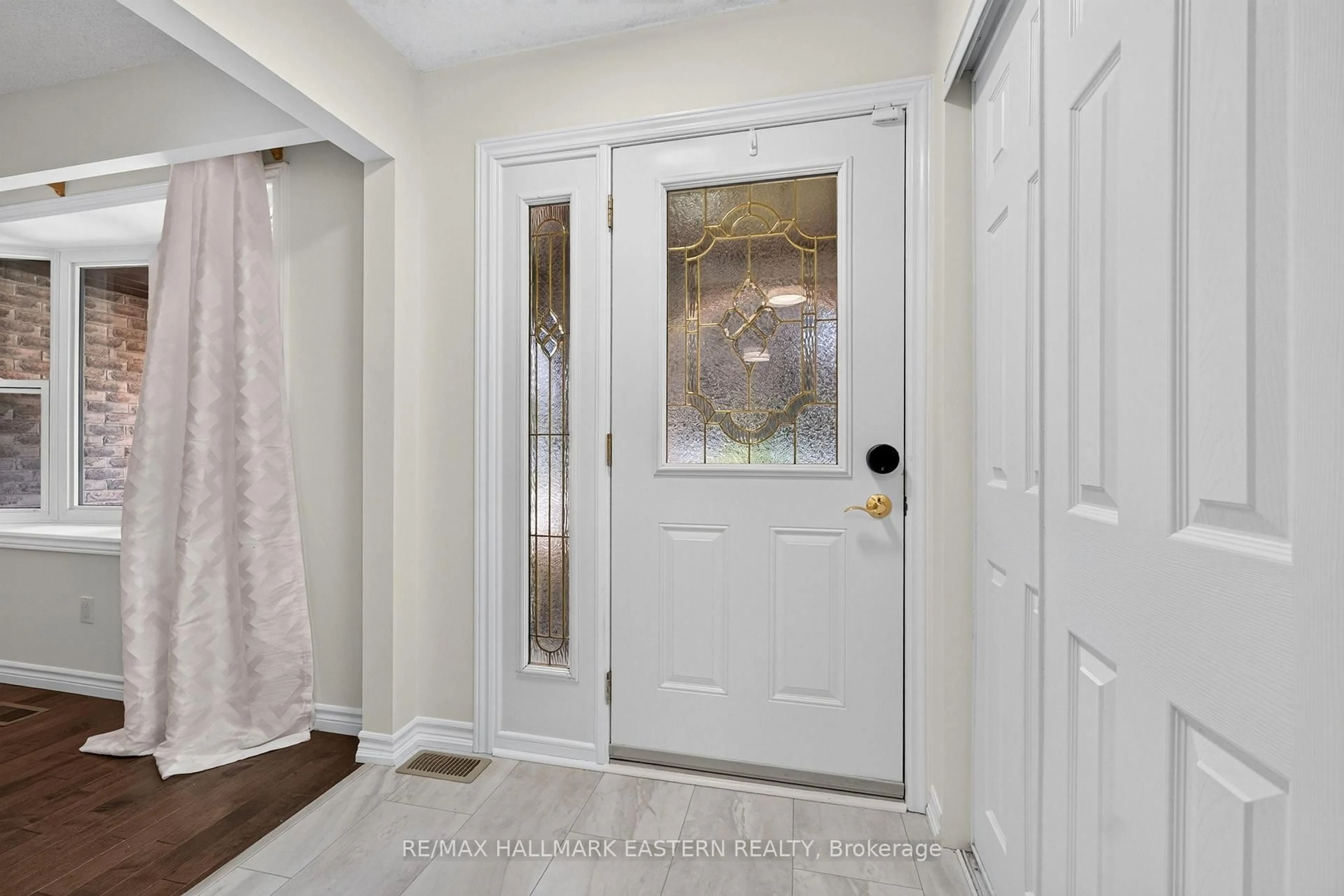 Indoor entryway for 529 Seville St, Oshawa Ontario L1J 6R5