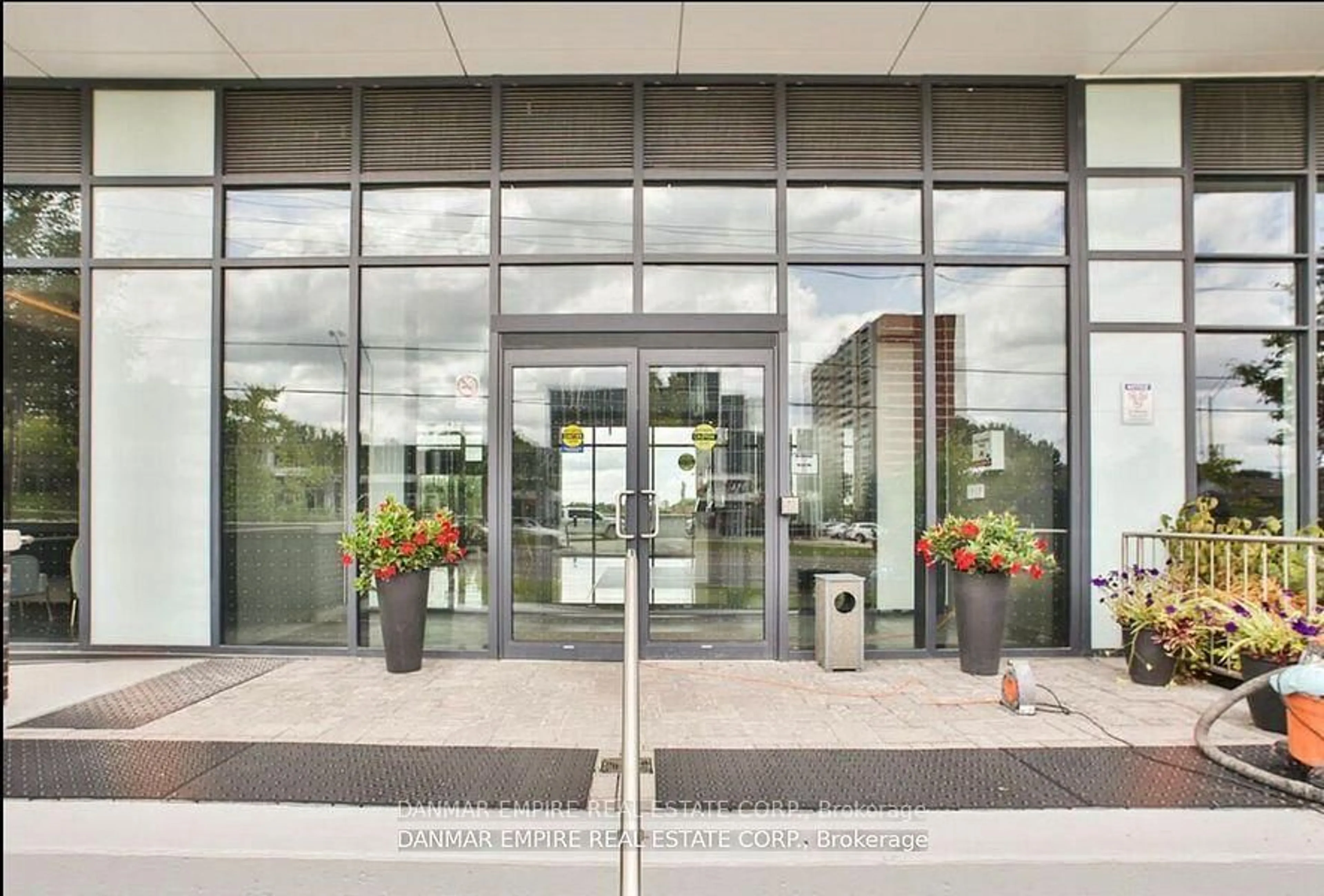 Indoor foyer for 3220 Sheppard Ave #614, Toronto Ontario M1T 0B7