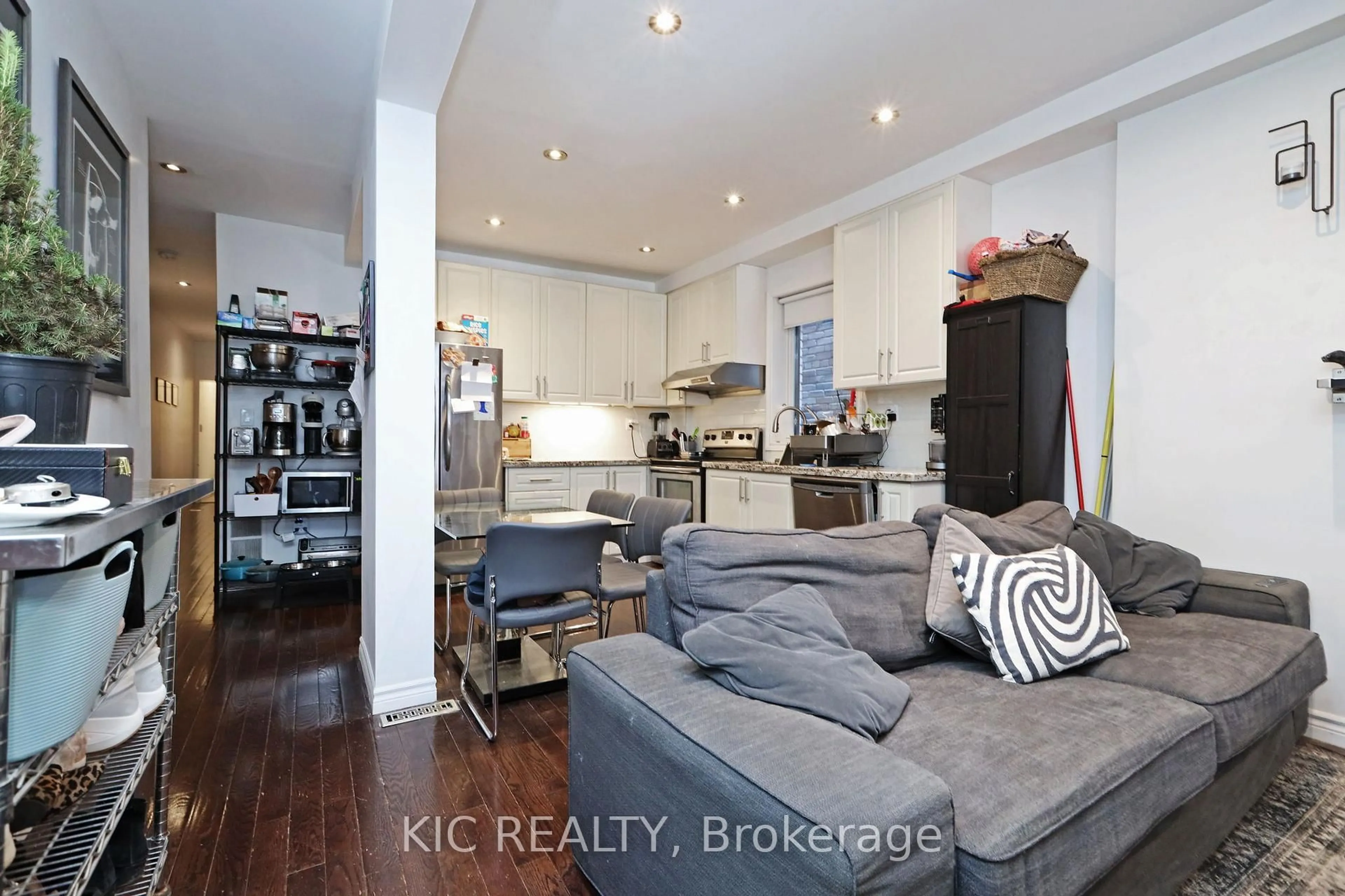 Open concept kitchen, unknown for 20 Ashdale Ave, Toronto Ontario M4L 2Y7