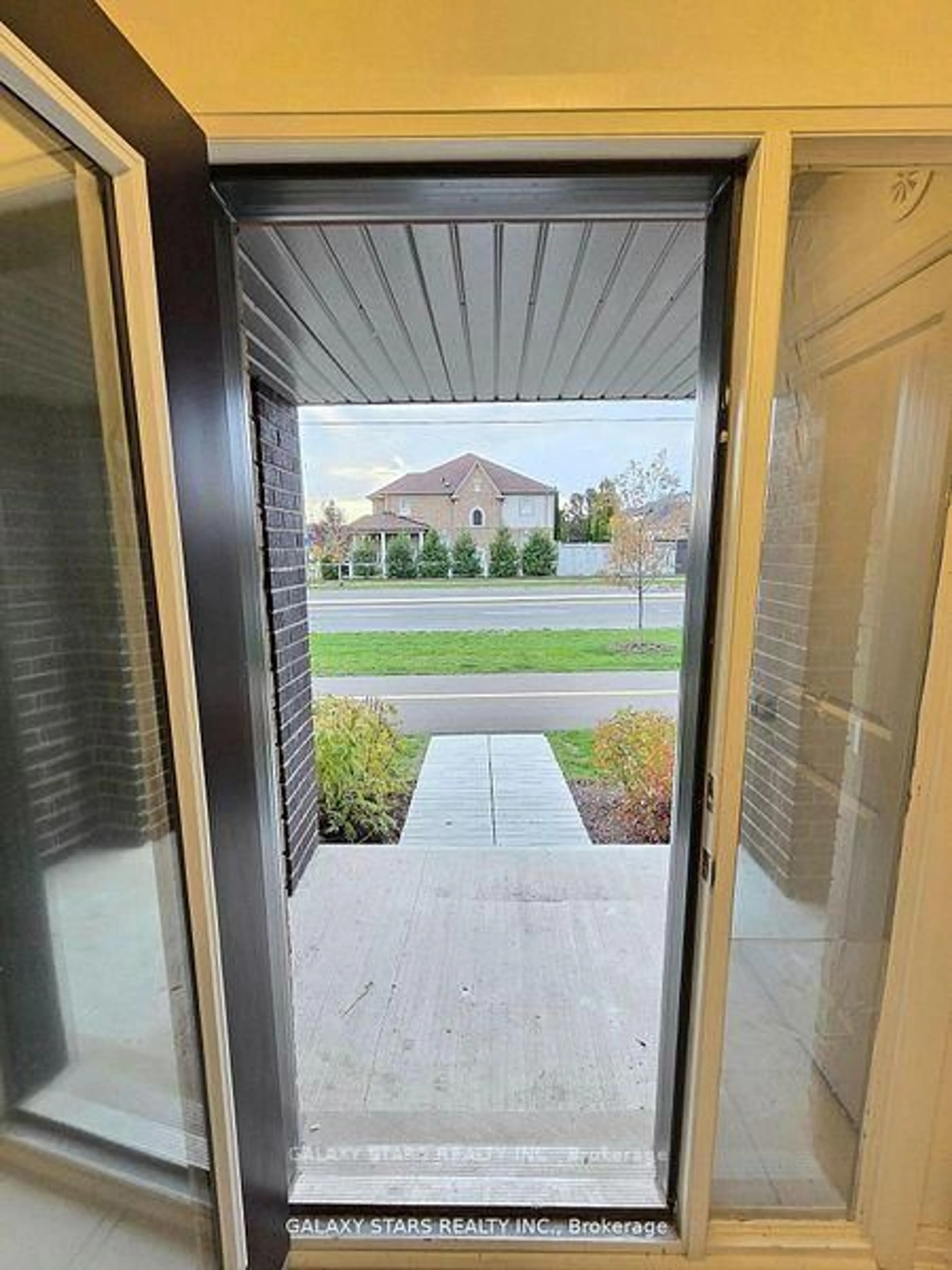 Indoor entryway for 16 Emmas Way, Whitby Ontario L1R 0S7