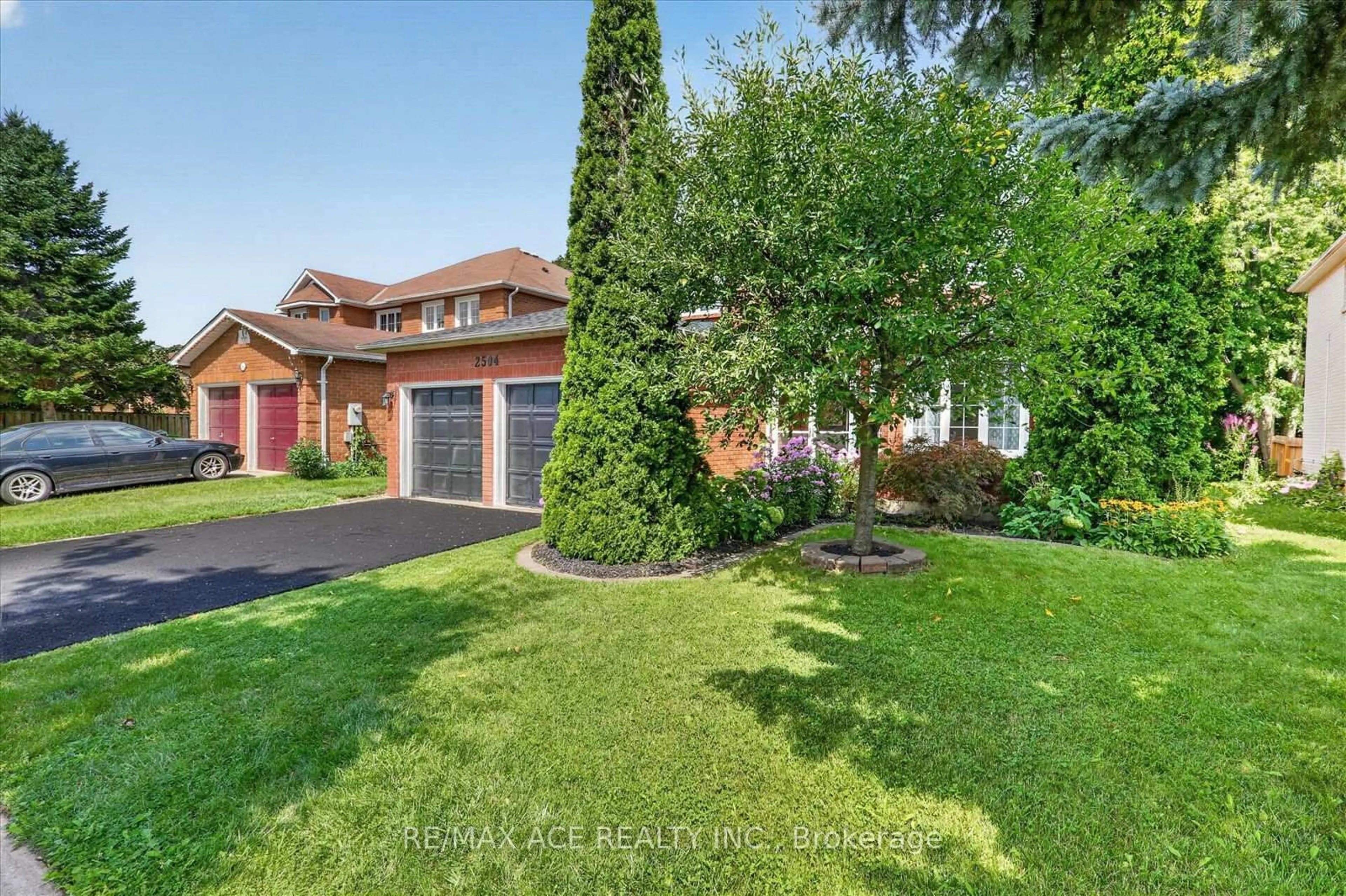 A pic from outside/outdoor area/front of a property/back of a property/a pic from drone, street for 2504 Linwood St, Pickering Ontario L1X 2P6