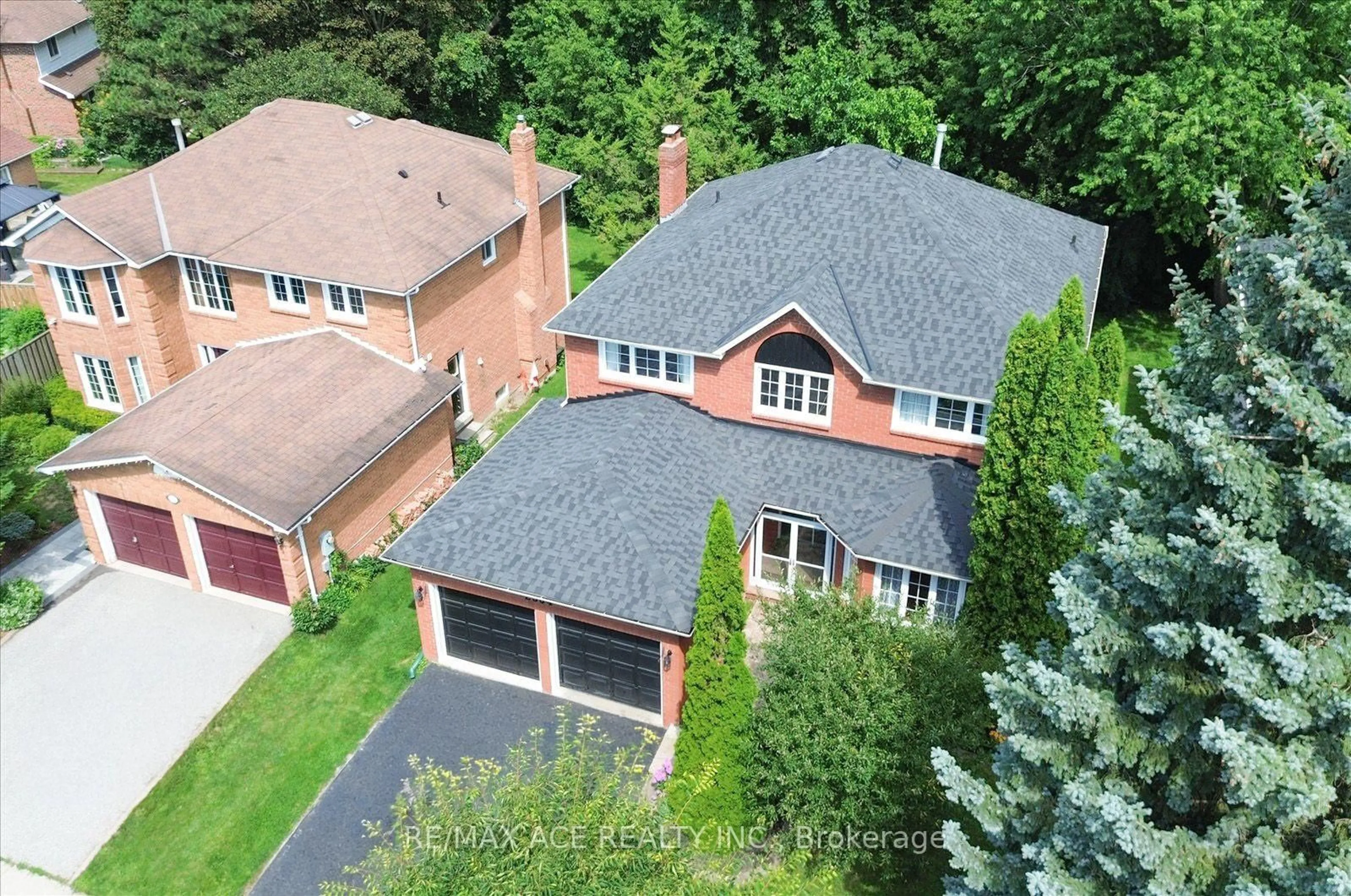 A pic from outside/outdoor area/front of a property/back of a property/a pic from drone, street for 2504 Linwood St, Pickering Ontario L1X 2P6