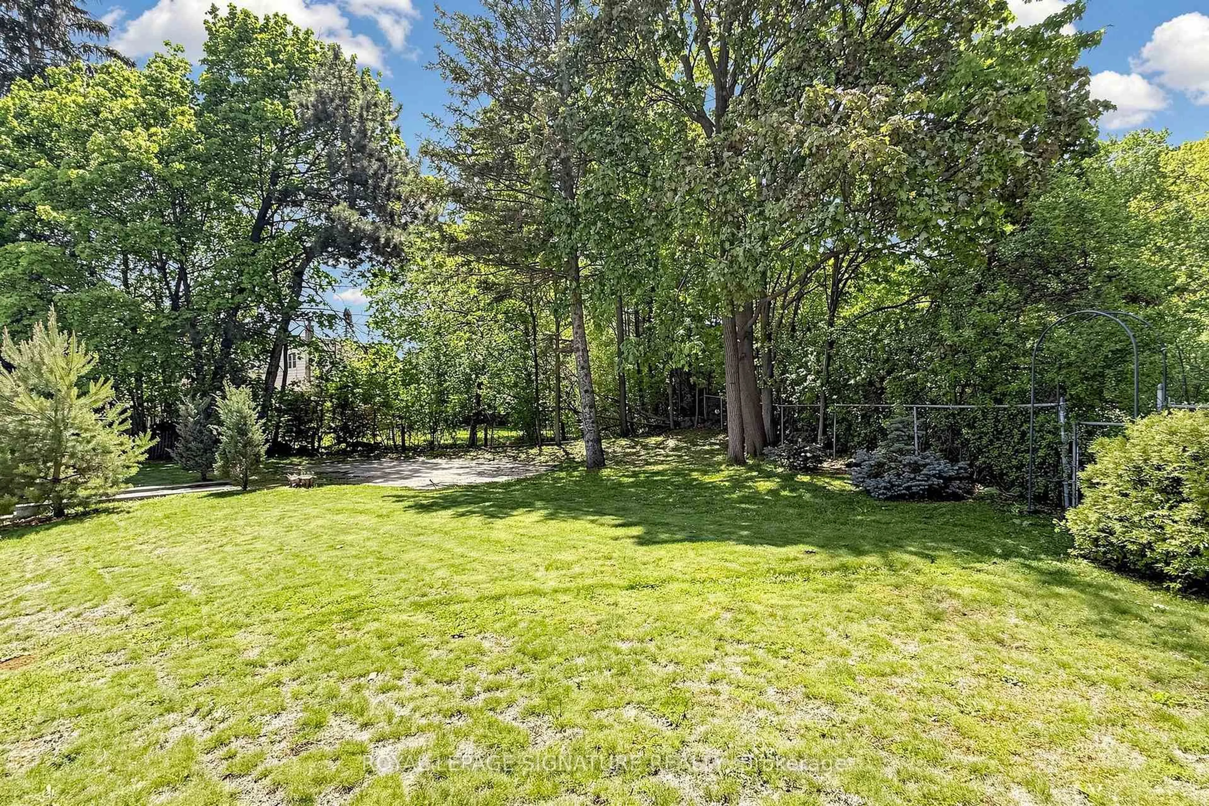 Patio, forest/trees view for 38 Lingarde Dr, Toronto Ontario M1R 1X6