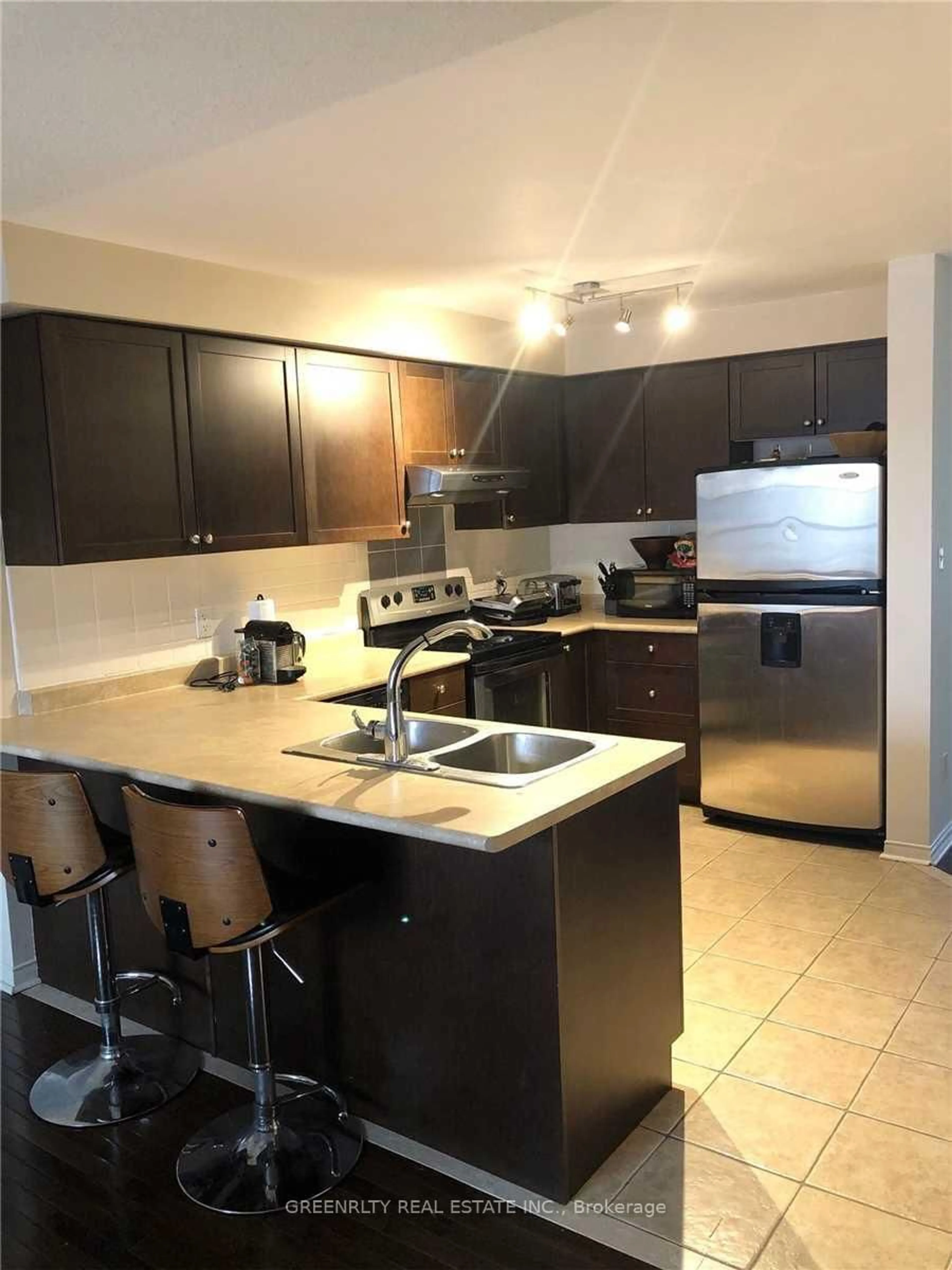 Standard kitchen, ceramic/tile floor for 5539 Lawrence Ave, Toronto Ontario M1C 5K4