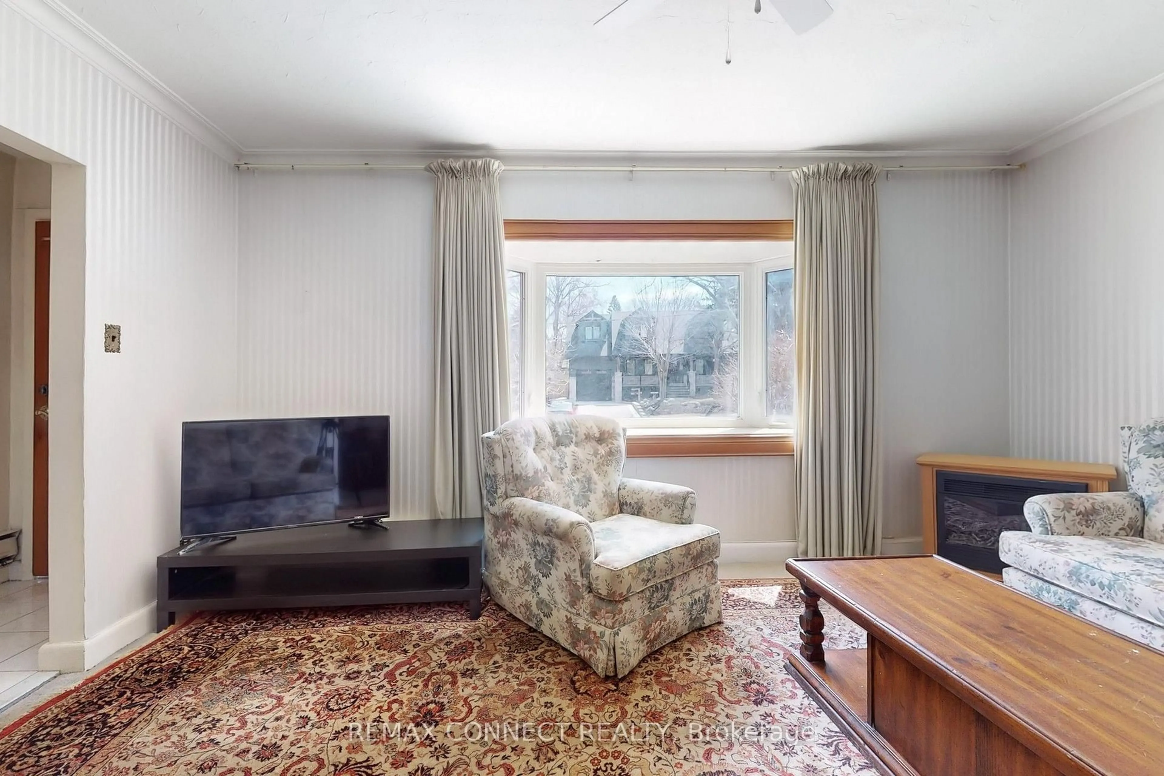 Living room with furniture, unknown for 20 Brinloor Blvd, Toronto Ontario M1M 1L2