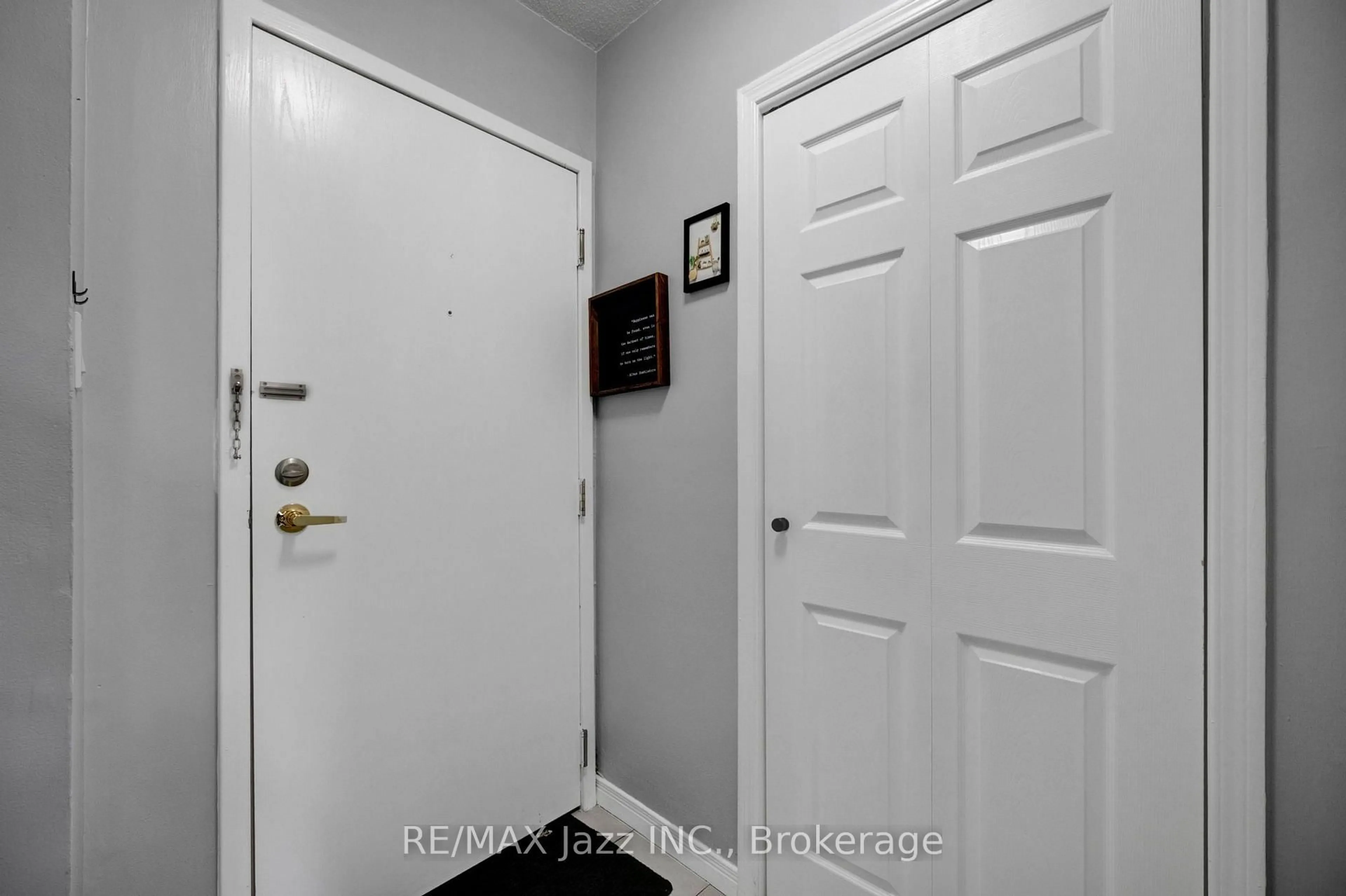 Indoor entryway for 80 Athol St #608, Oshawa Ontario L1H 8B7