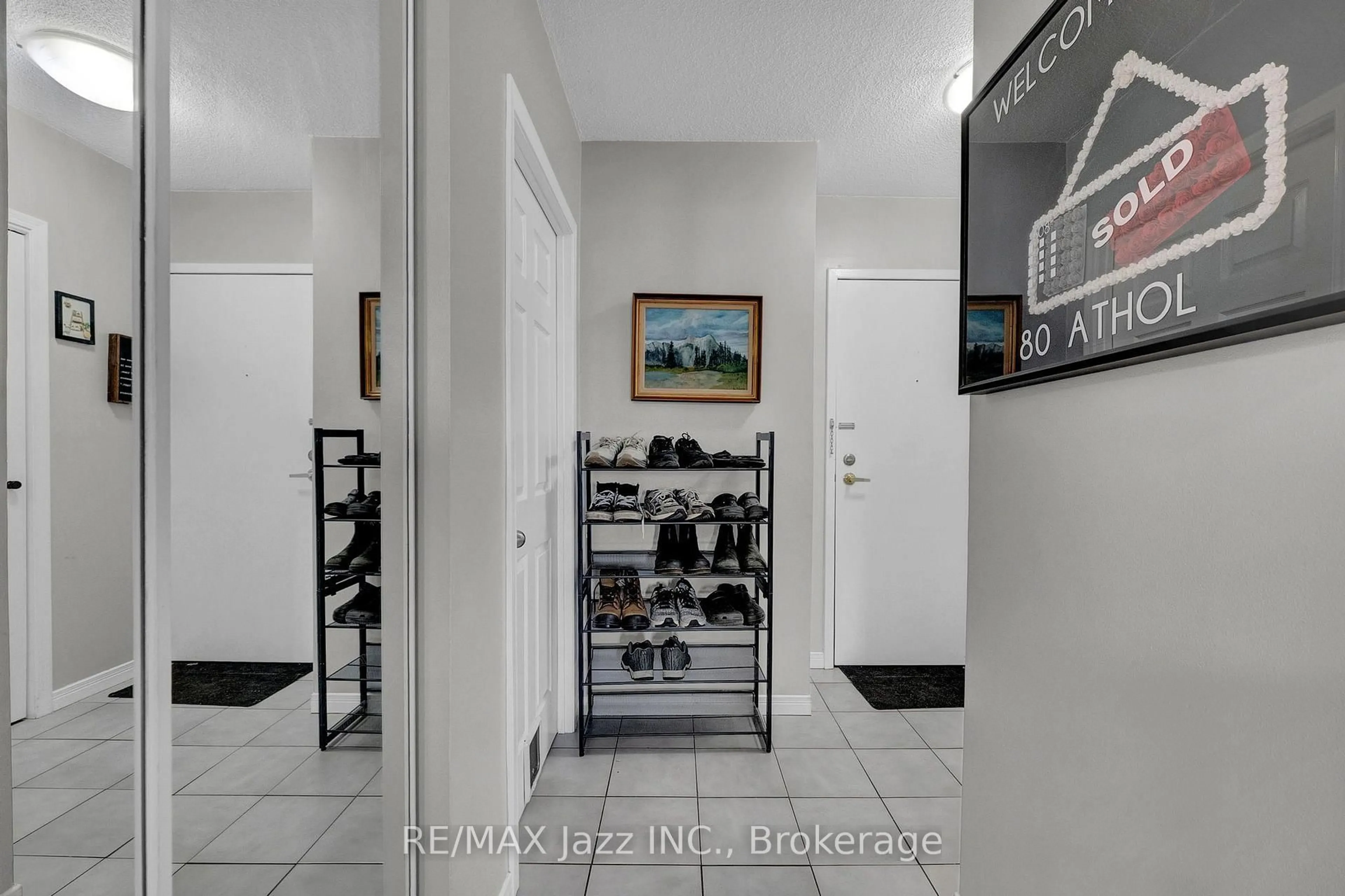 Indoor entryway for 80 Athol St #608, Oshawa Ontario L1H 8B7